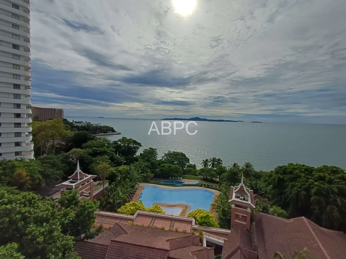Beautiful Beachfront 3 bedrooms 4 bathrooms in Pratamnak for Sale