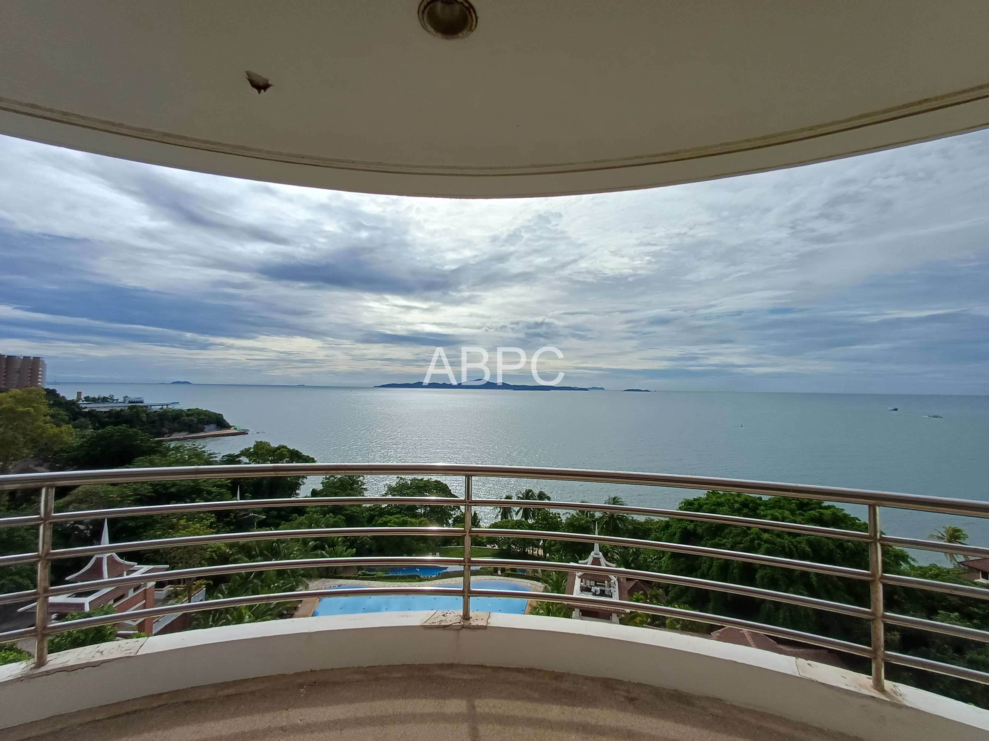Beautiful Beachfront 3 bedrooms 4 bathrooms in Pratamnak for Sale photo 4