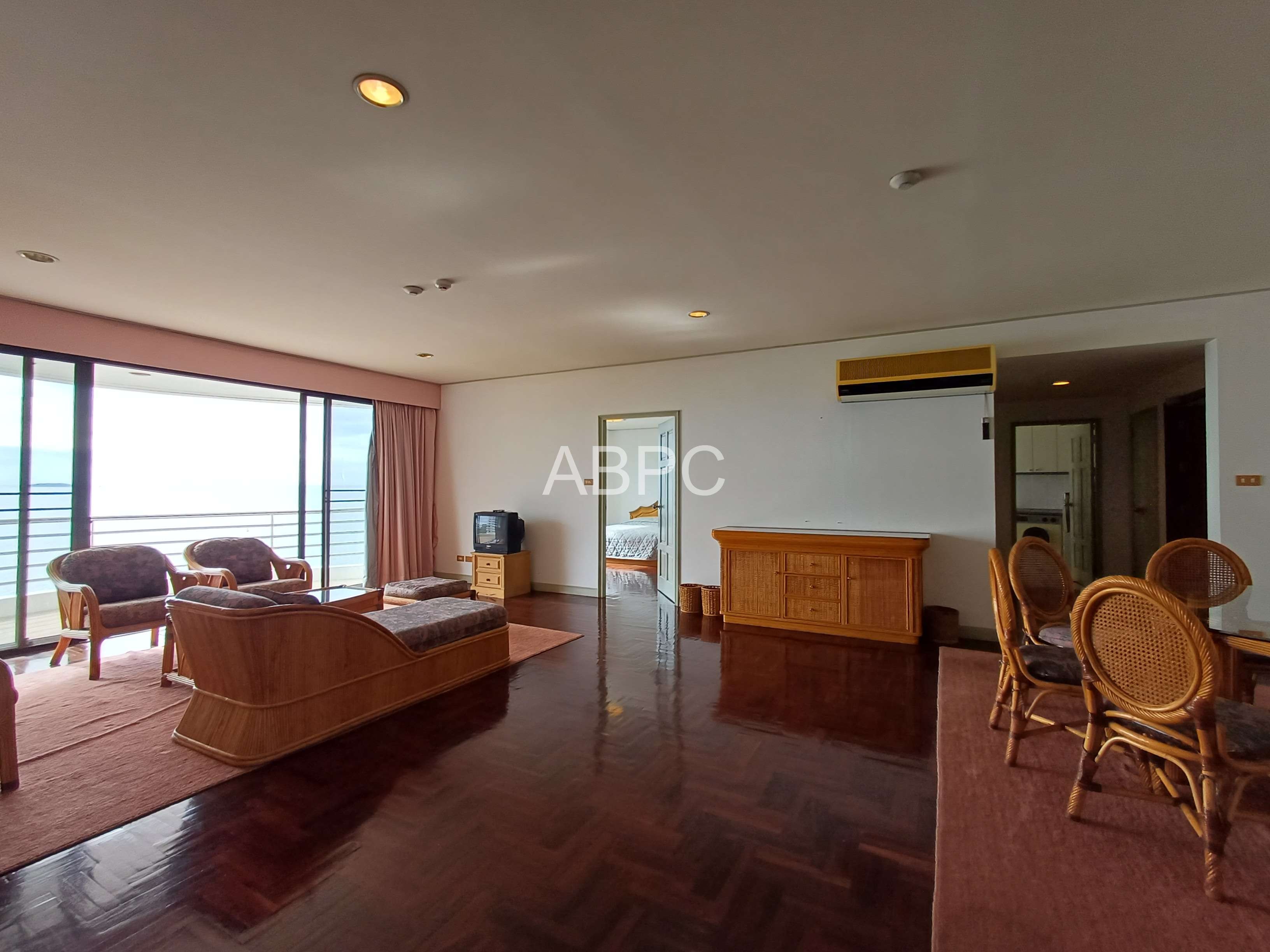 Beautiful Beachfront 3 bedrooms 4 bathrooms in Pratamnak for Sale photo 5
