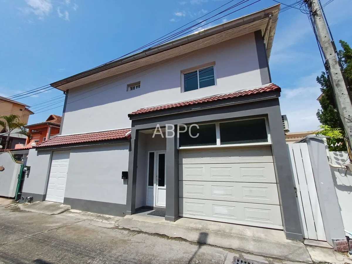 Five Bedroom Four Bathroom Pool Villa in Central Pattaya photo 2