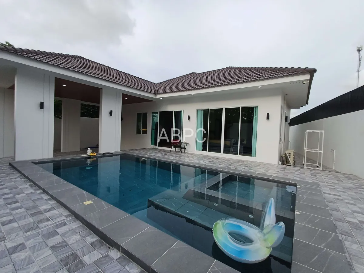 Modern Pool Villa Pet Friendly 3 Bed 3 Bath in Huay Yai For Rent