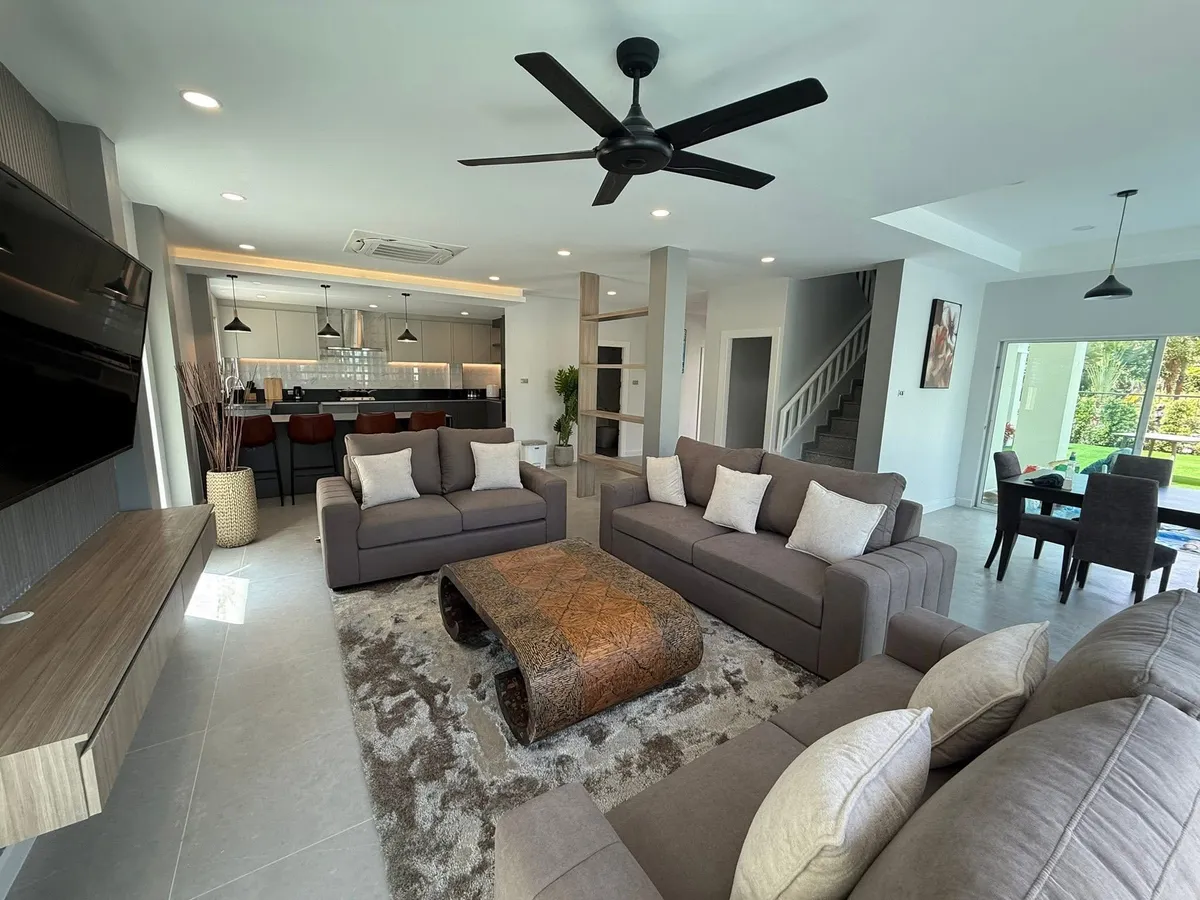5 Bedrooms 4 Bethrooms in East Pattaya photo 12