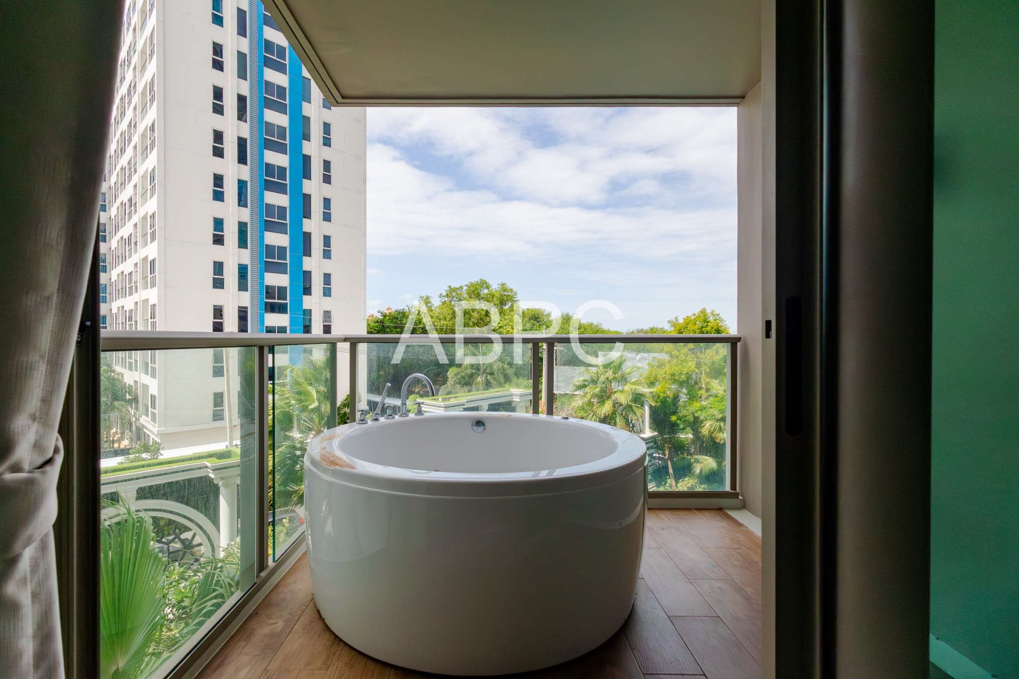 1 Bedroom Condo For Sale IN Najomtien photo 8