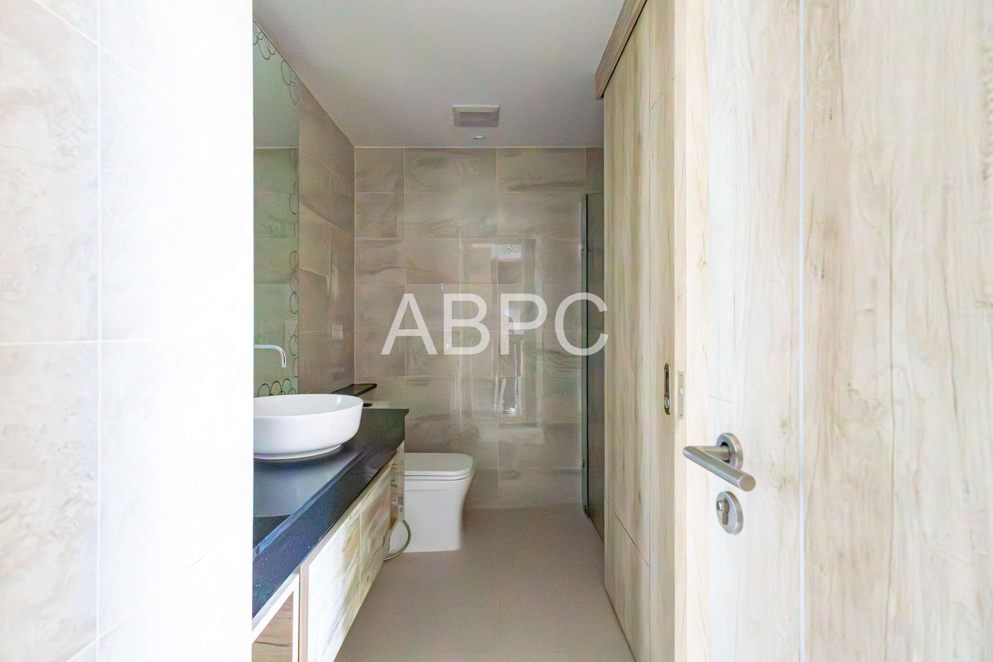 1 Bedroom Condo For Sale IN Najomtien photo 4