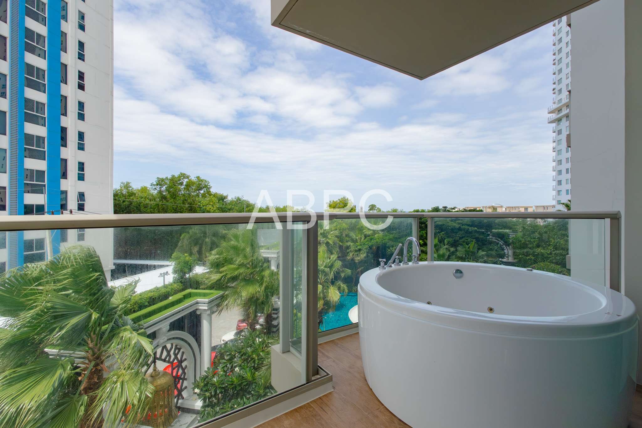 One Bedroom Condo For Sale in Najomtien