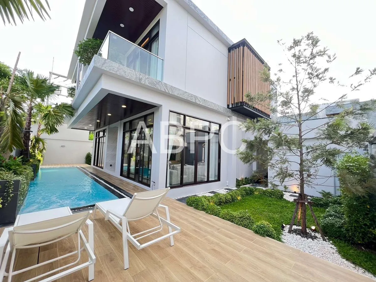 Luxury Pool Villa 4 Bed 5 Bath in Jomtien
