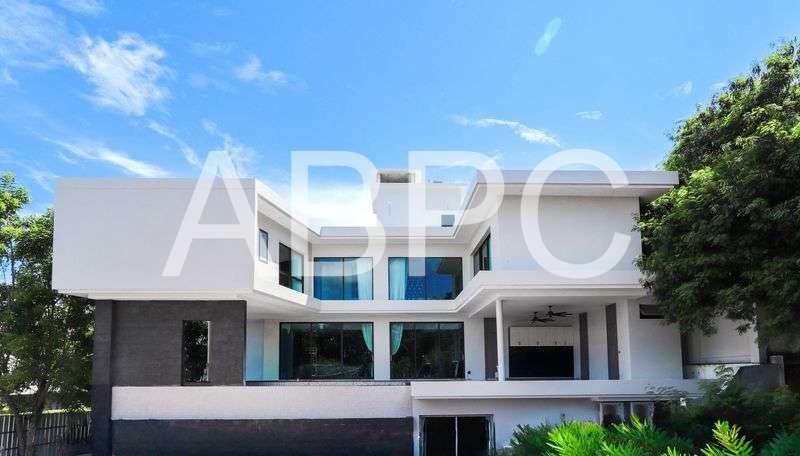 Luxury Pool Villa 6 bedrooms 9 bathrooms in Jomtien for Sale