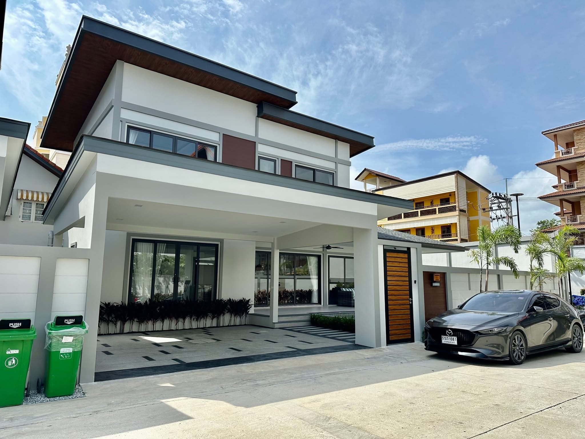 4 bedrooms 5 bathrooms Zensiri Midtown