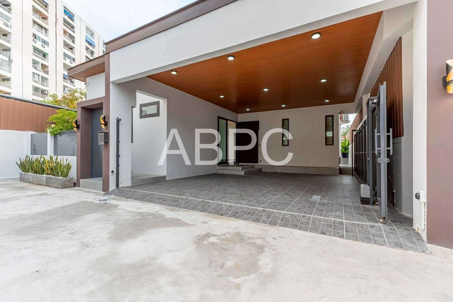 Modern style Single house Pool villa, Prime location in the heart of Central Pattaya