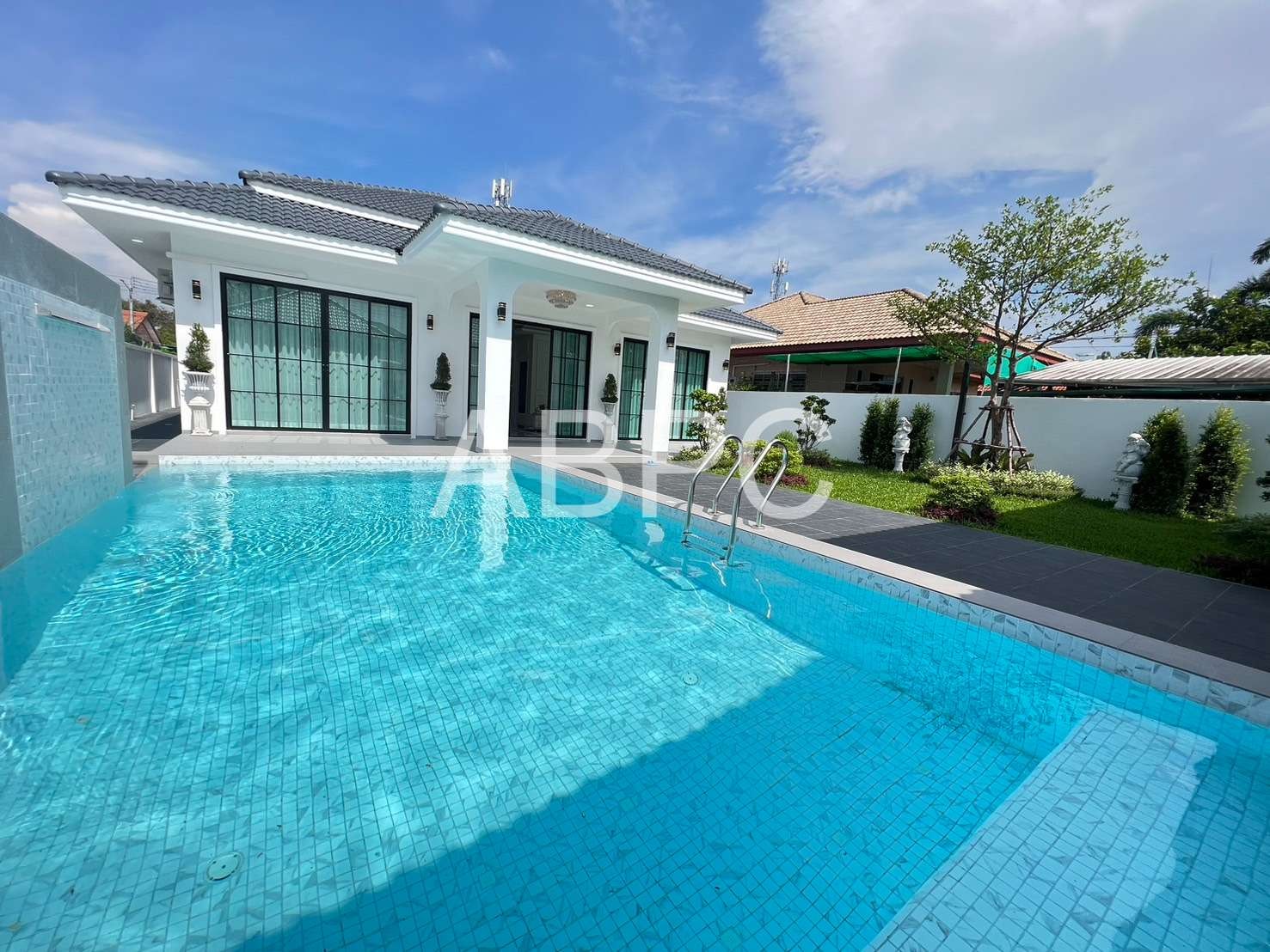 Moden Pool Villa 3 Bedrooms 3 Bathrooms in East Pattaya photo 2