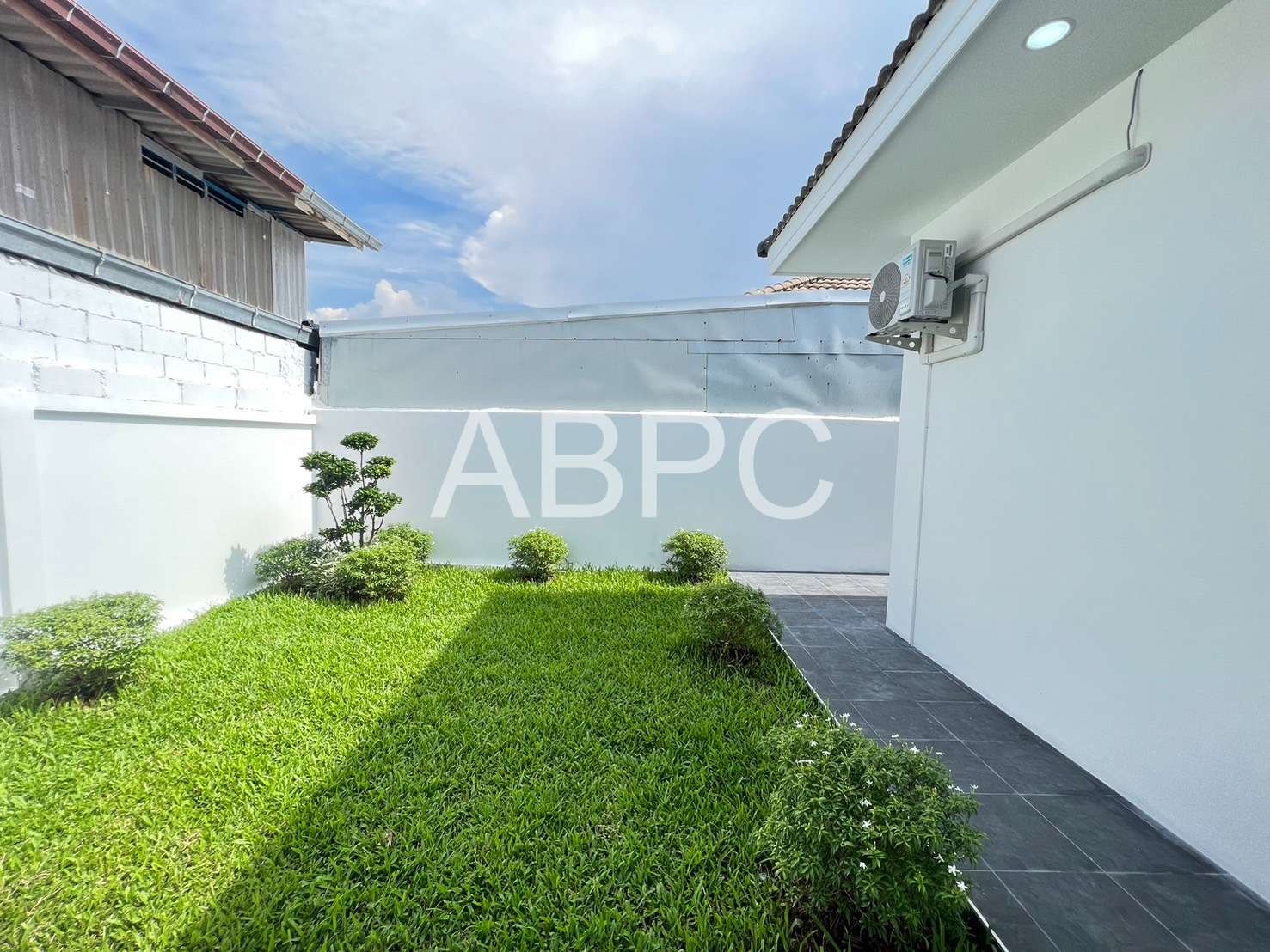 Moden Pool Villa 3 Bedrooms 3 Bathrooms in East Pattaya photo 16