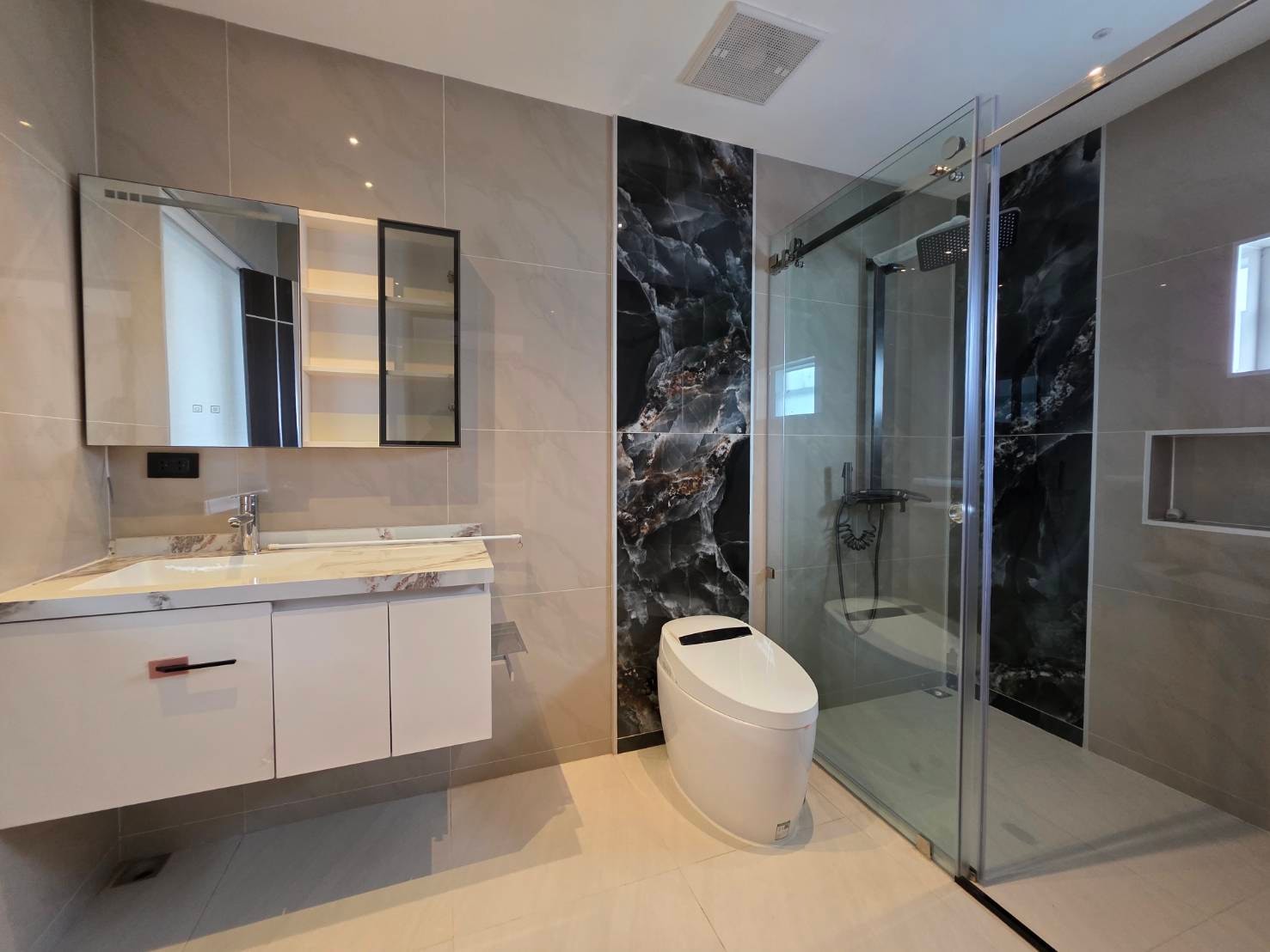 5 Bedroom 5 Bathroom With Private Pool in East Pattaya photo 21