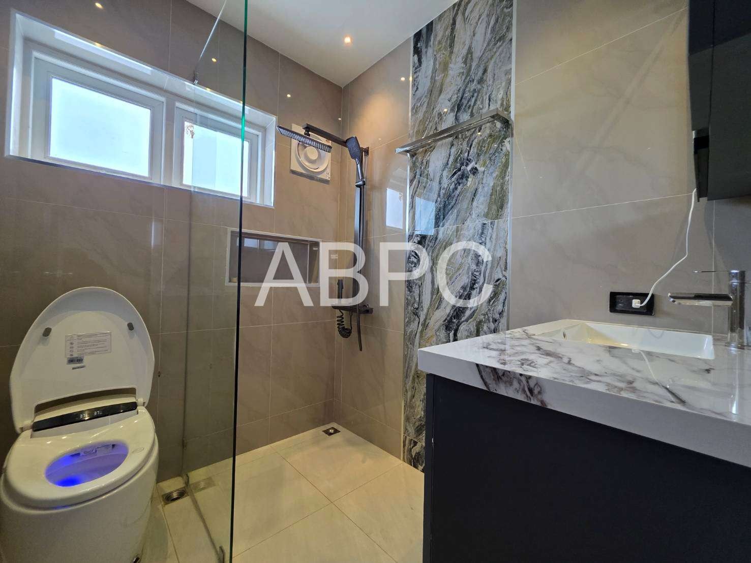 5 Bedroom 5 Bathroom With Private Pool in East Pattaya photo 13