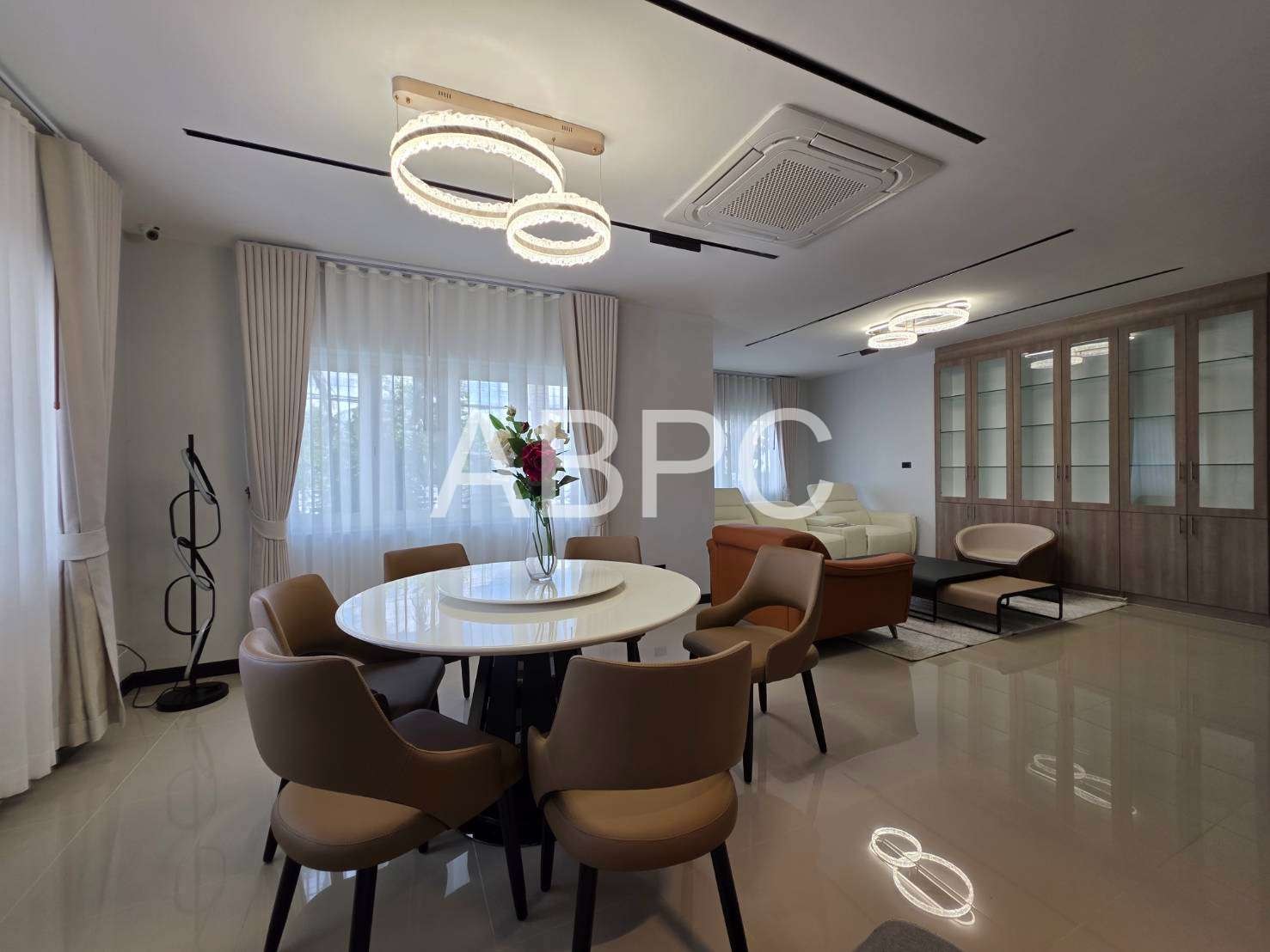 5 Bedroom 5 Bathroom With Private Pool in East Pattaya photo 14