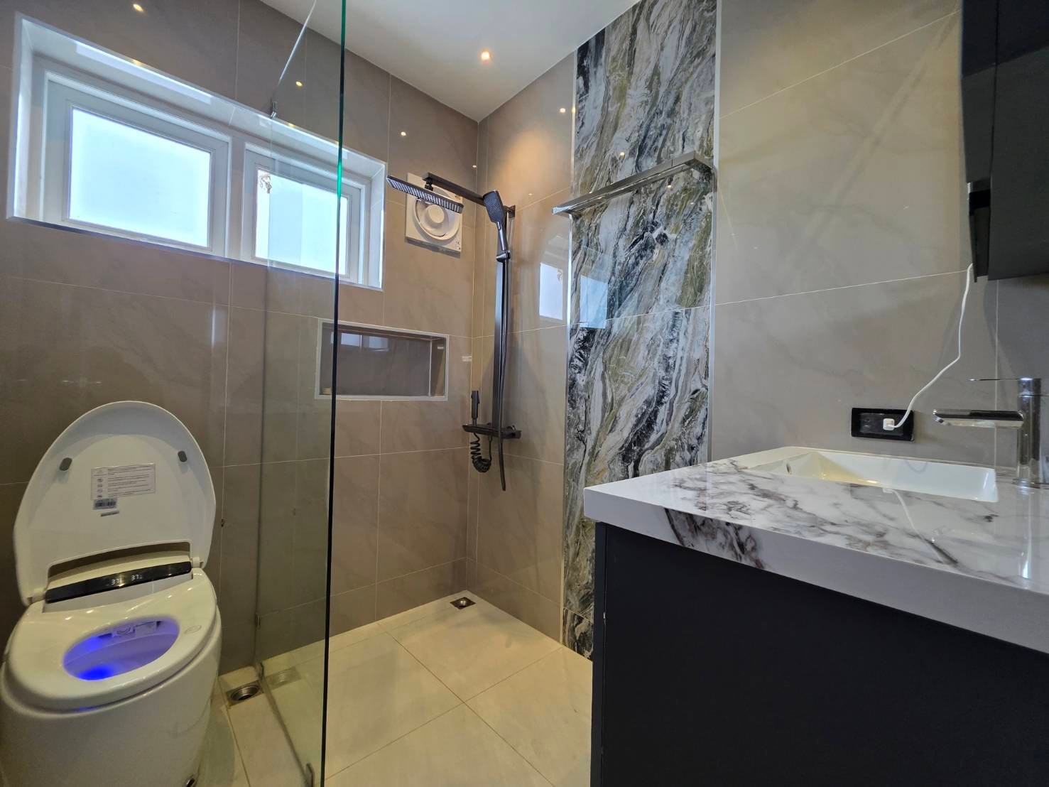 5 Bedroom 5 Bathroom With Private Pool in East Pattaya photo 26