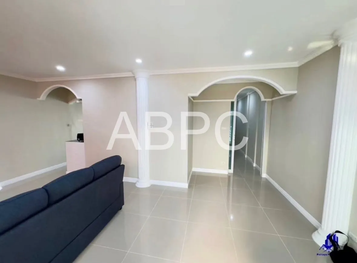 City center 4 bed renovated townhouse photo 2