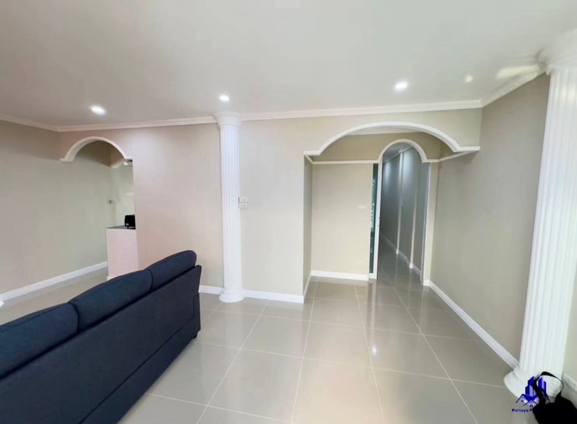 City center 4 bed renovated townhouse