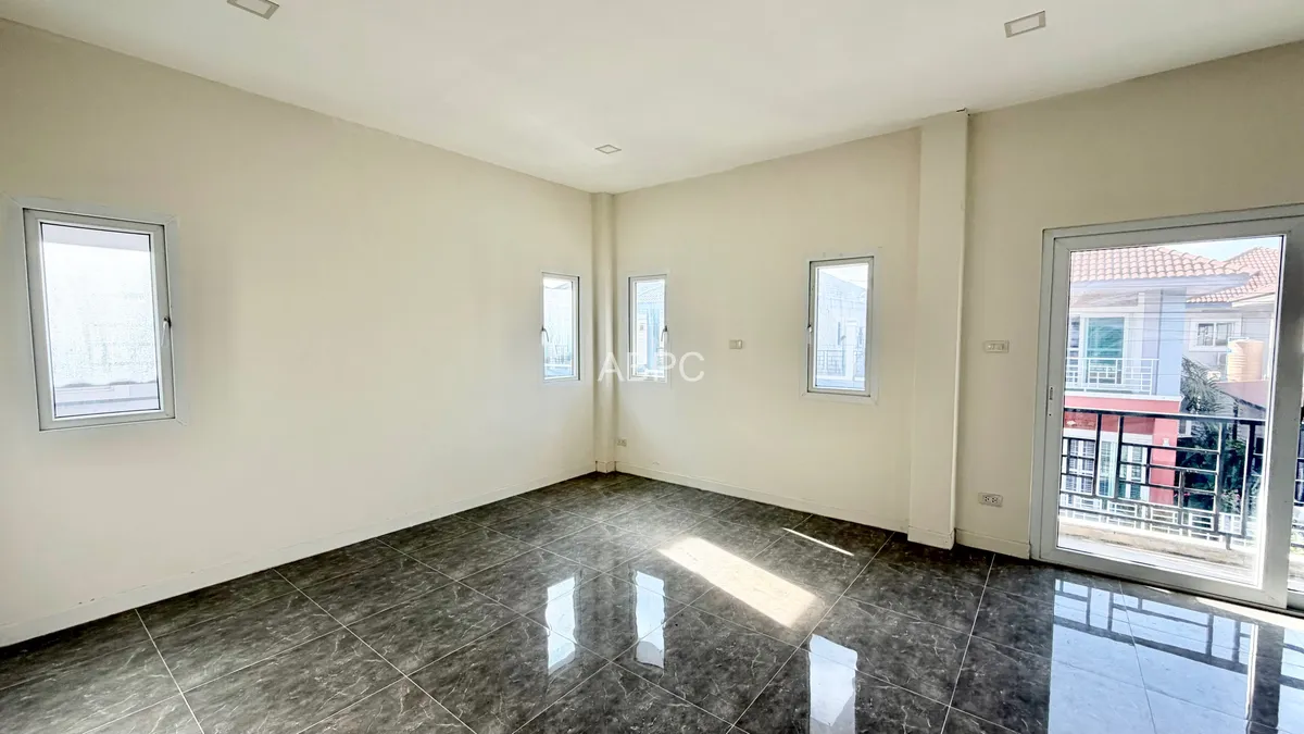 Like New 3 Bed 3 Bath House In East Pattaya photo 11
