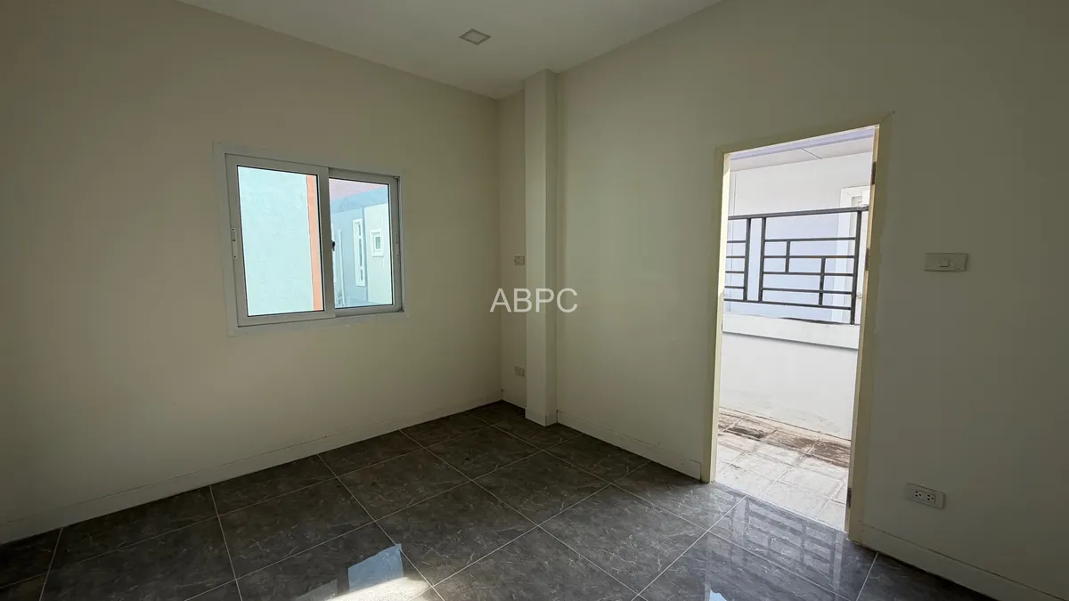 Like New 3 Bed 3 Bath House In East Pattaya photo 3