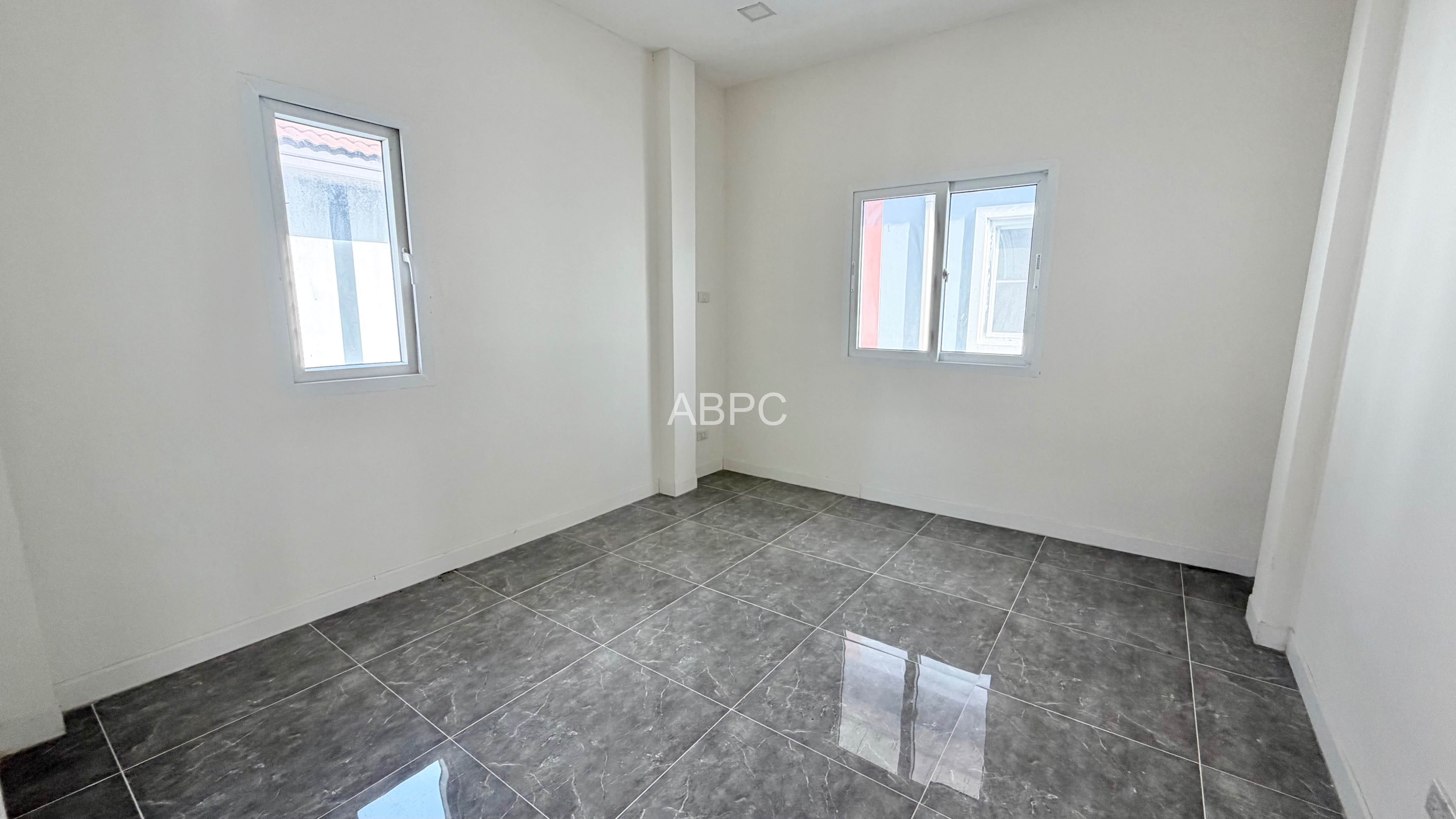 Like New 3 Bed 3 Bath House In East Pattaya photo 5