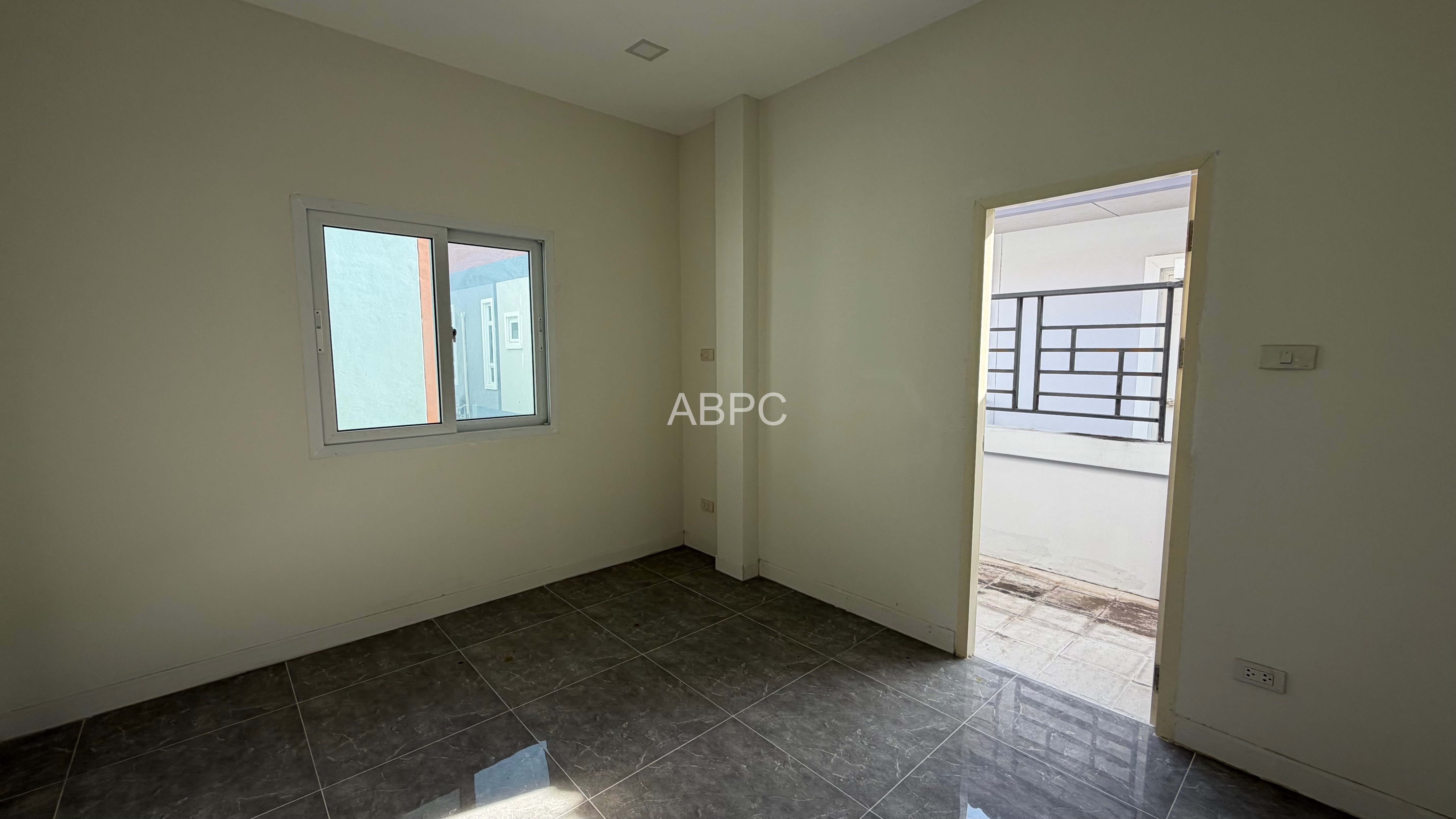 Like New 3 Bed 3 Bath House In East Pattaya photo 3