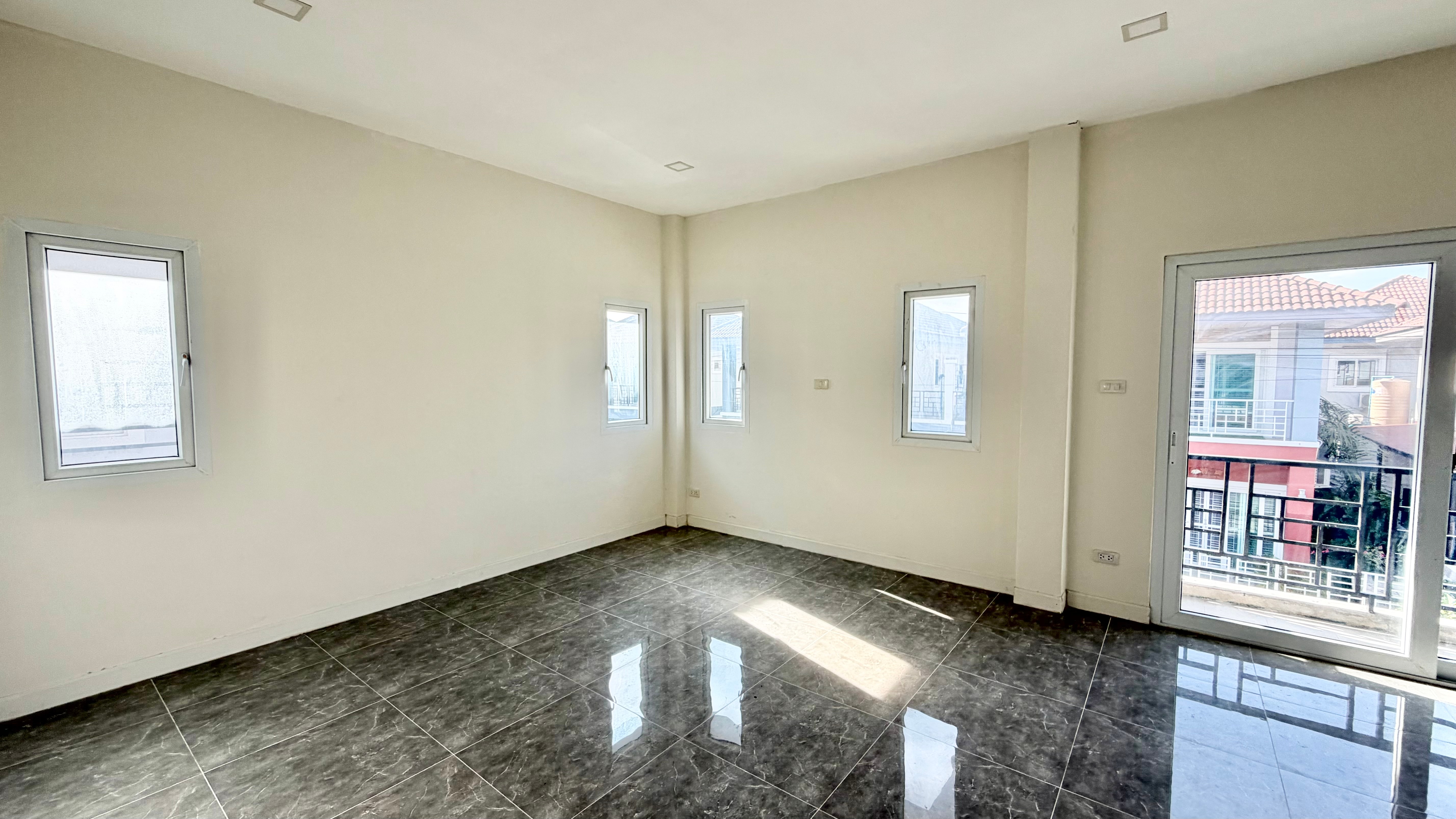 Like New 3 Bed 3 Bath House In East Pattaya photo 24