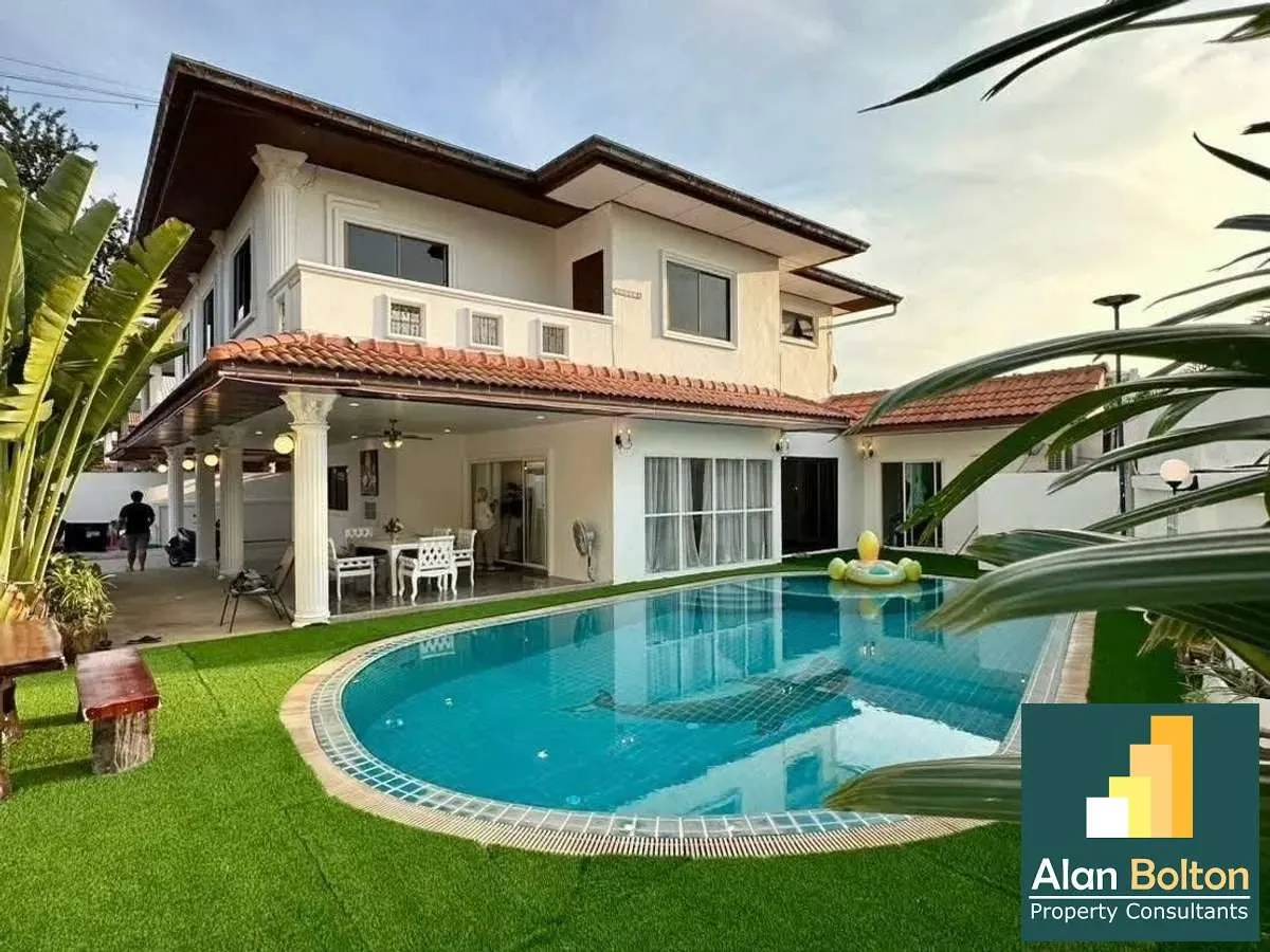 Pool Villa for rent 5 Bedrooms 6 Bathrooms in Jomtien