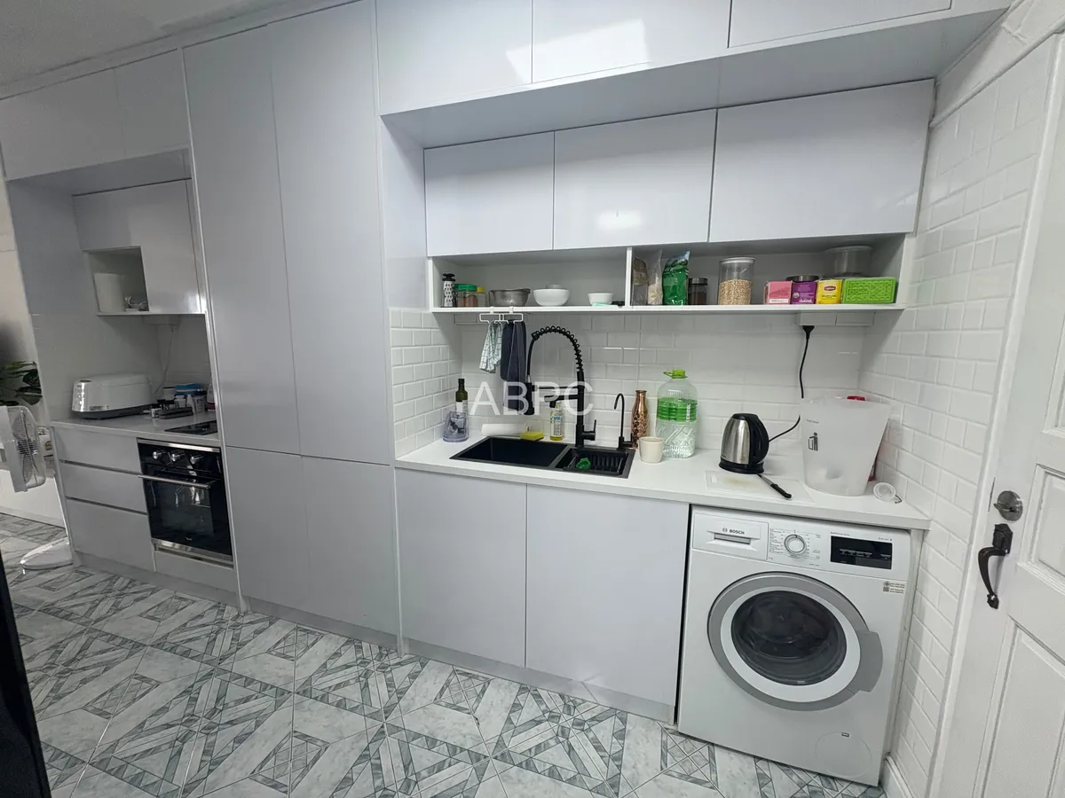 Large Newly Renovated One Bedroom Unit in Popular Markland Condo photo 2