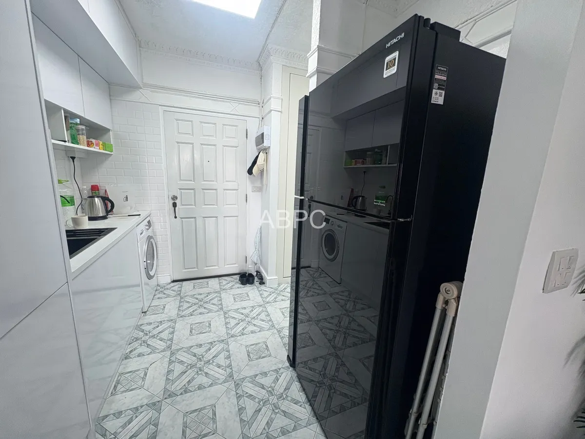 Large Newly Renovated One Bedroom Unit in Popular Markland Condo photo 3