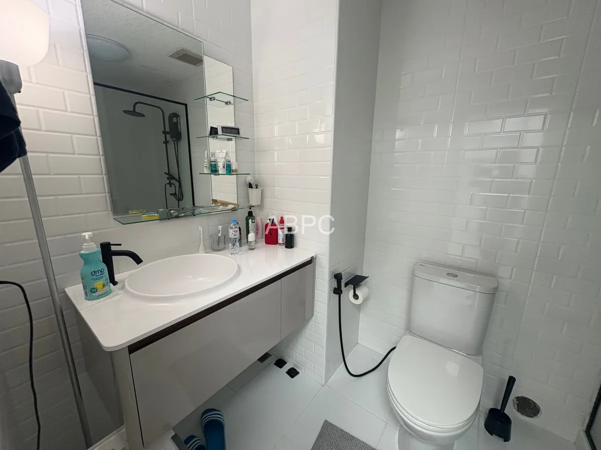 Large Newly Renovated One Bedroom Unit in Popular Markland Condo photo 7
