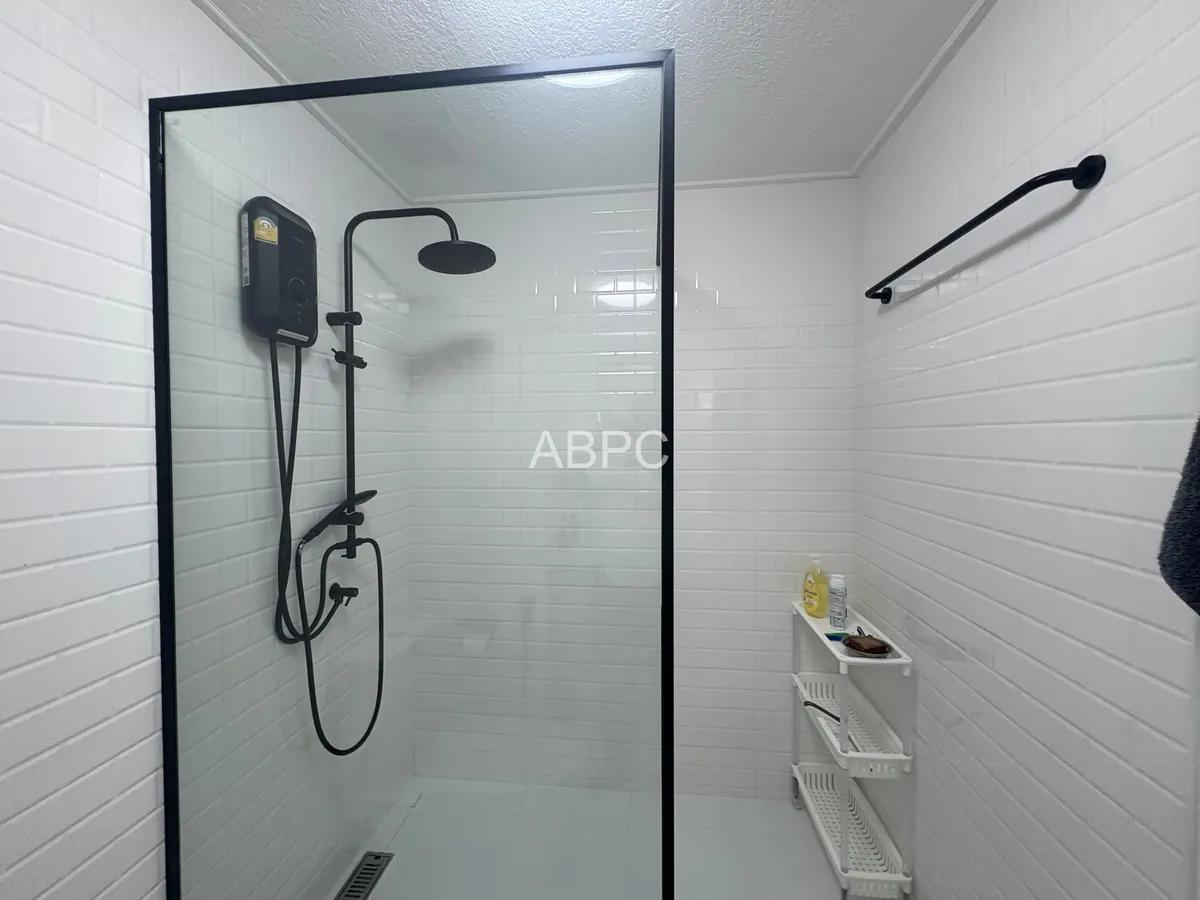 Large Newly Renovated One Bedroom Unit in Popular Markland Condo photo 9