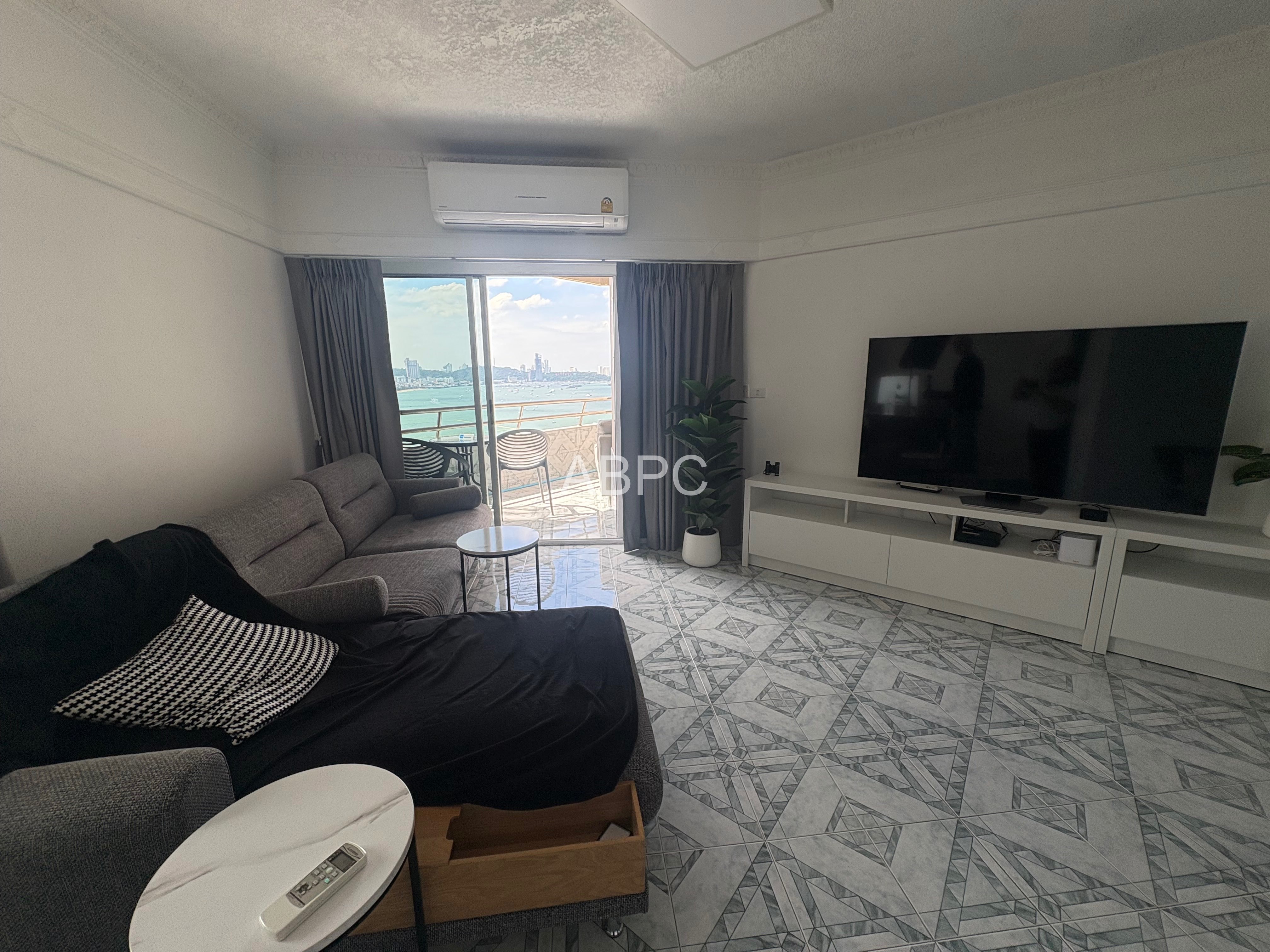 Large Newly Renovated One Bedroom Unit in Popular Markland Condo photo 13