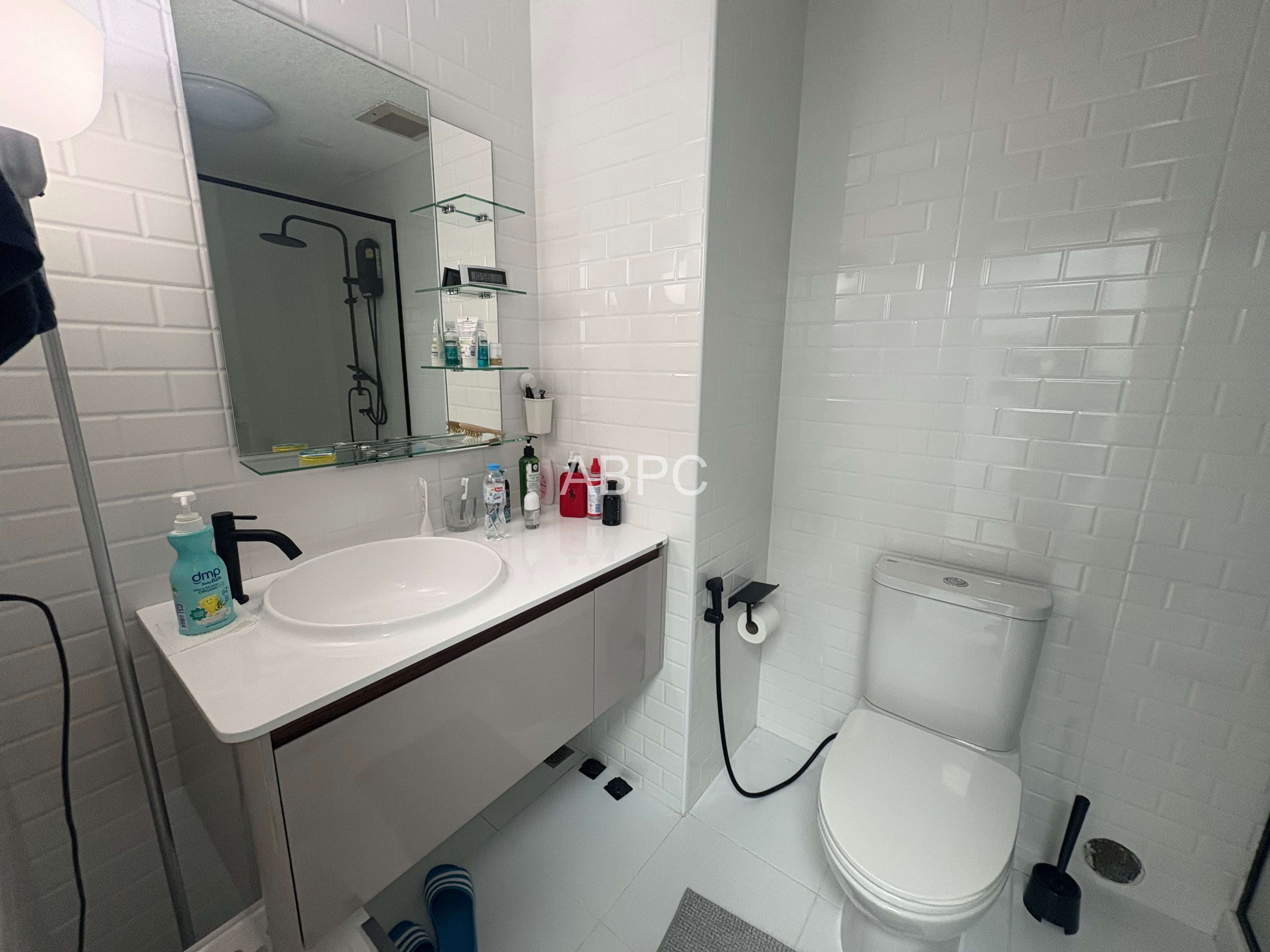 Large Newly Renovated One Bedroom Unit in Popular Markland Condo photo 7