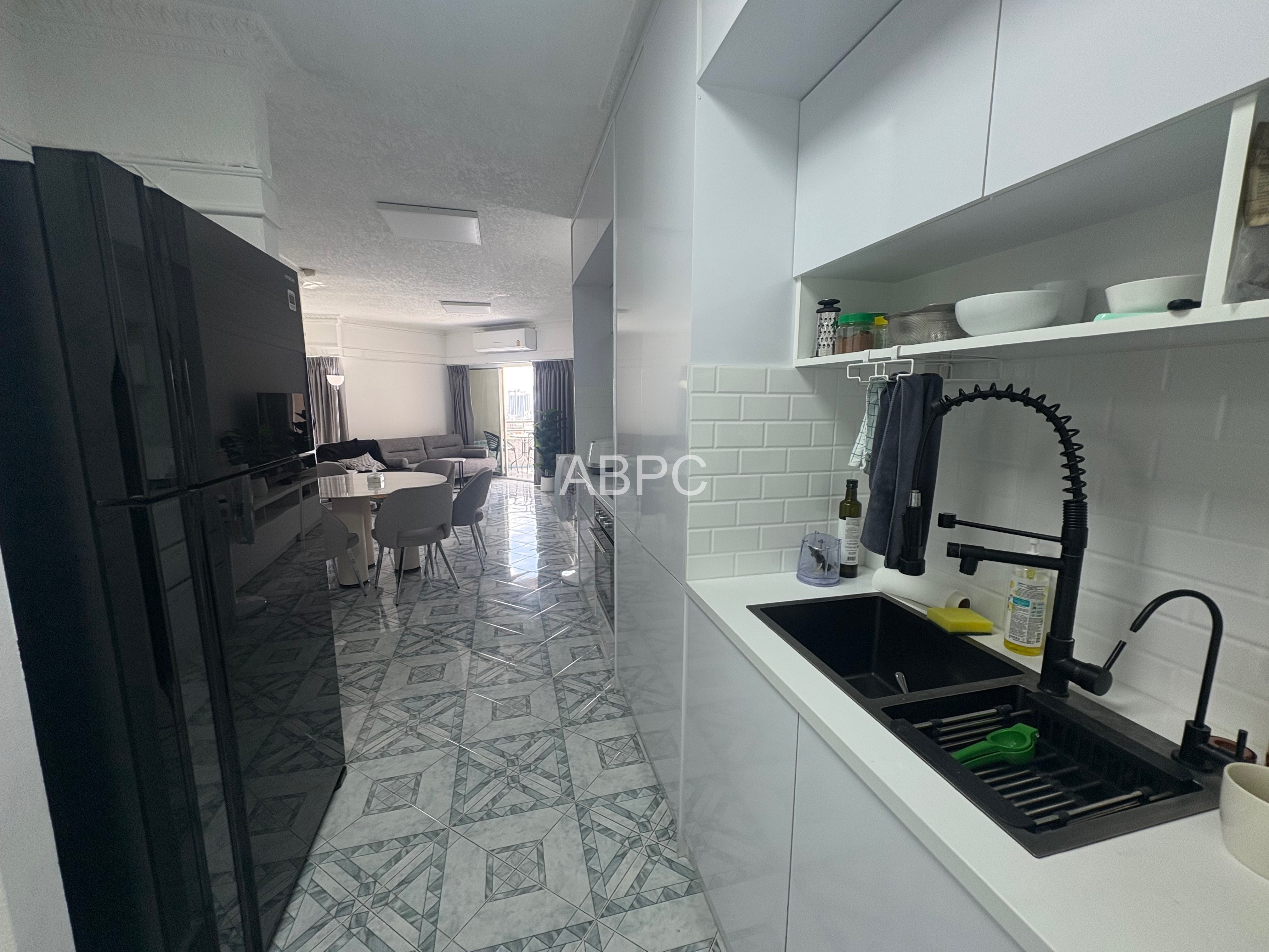 Large Newly Renovated One Bedroom Unit in Popular Markland Condo photo 4