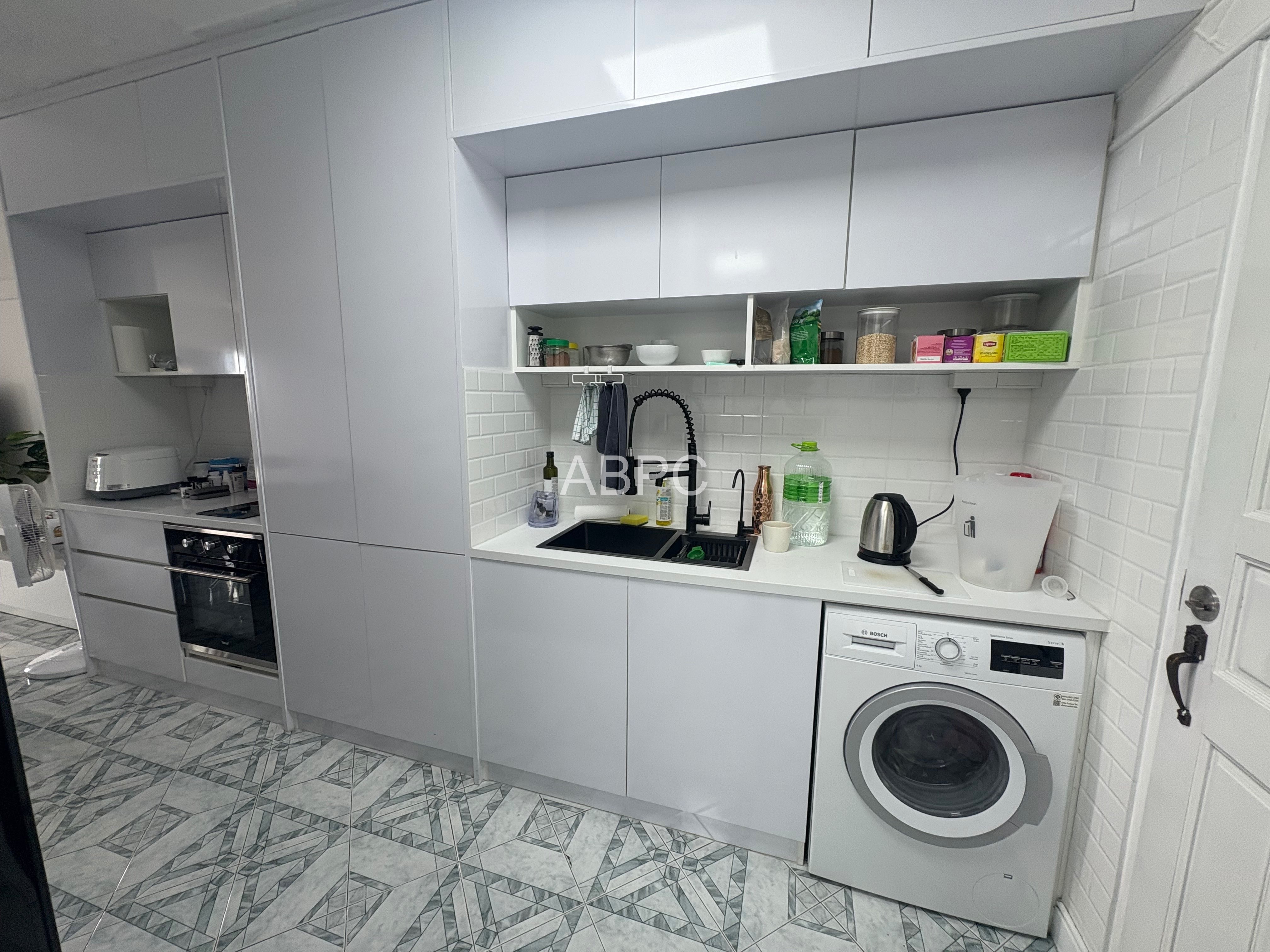 Large Newly Renovated One Bedroom Unit in Popular Markland Condo photo 2