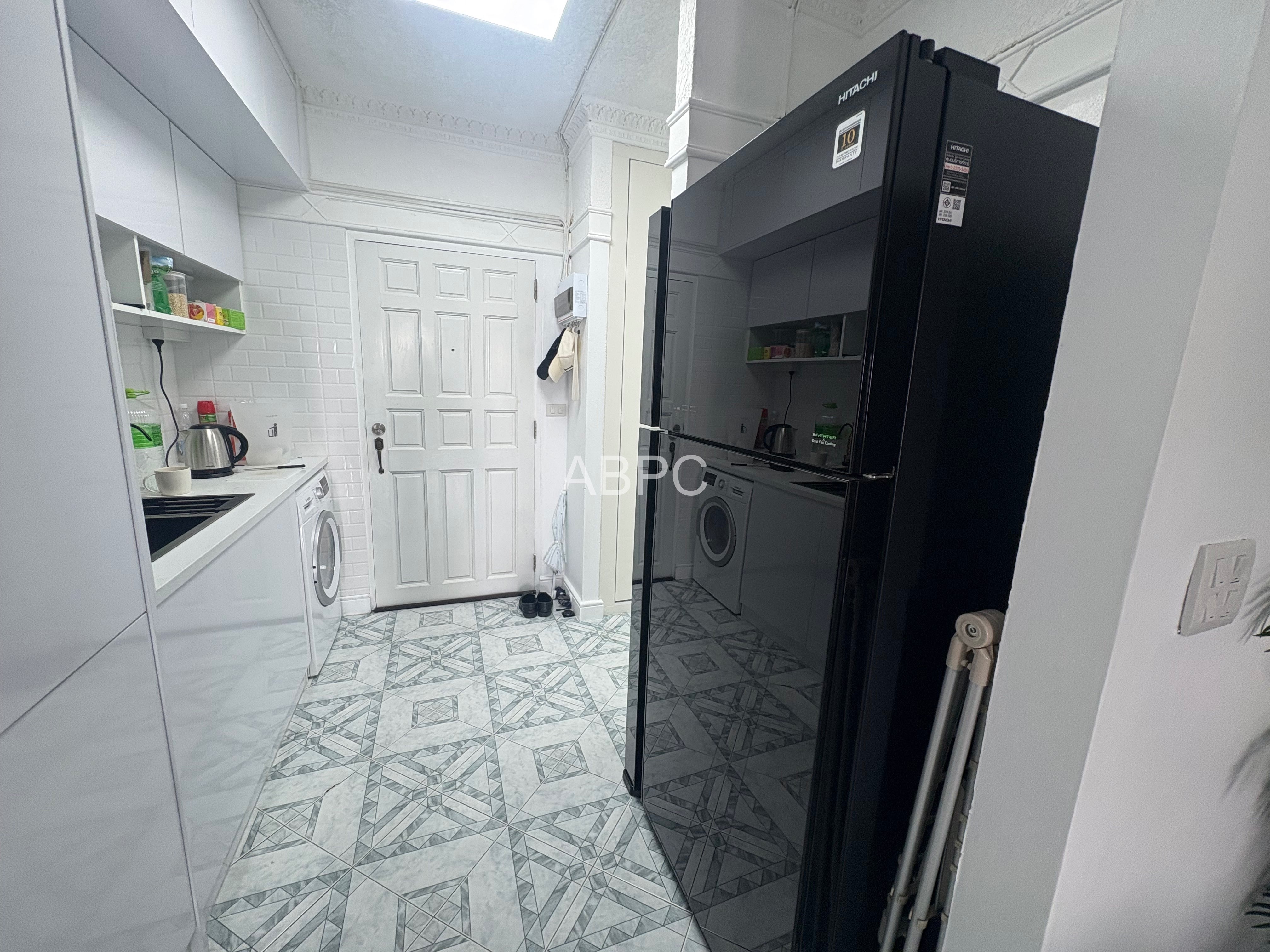 Large Newly Renovated One Bedroom Unit in Popular Markland Condo photo 3
