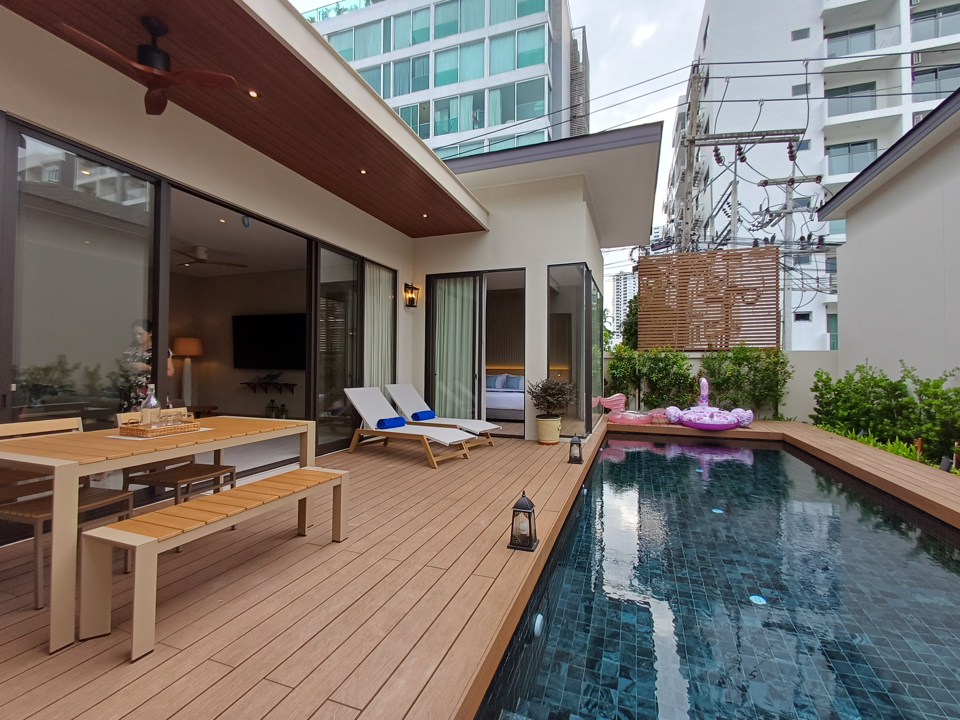 Luxury Pool Villa Resort 8 Villas and 1 Cafe' Restaurant in Wongamat for Sale/Rent