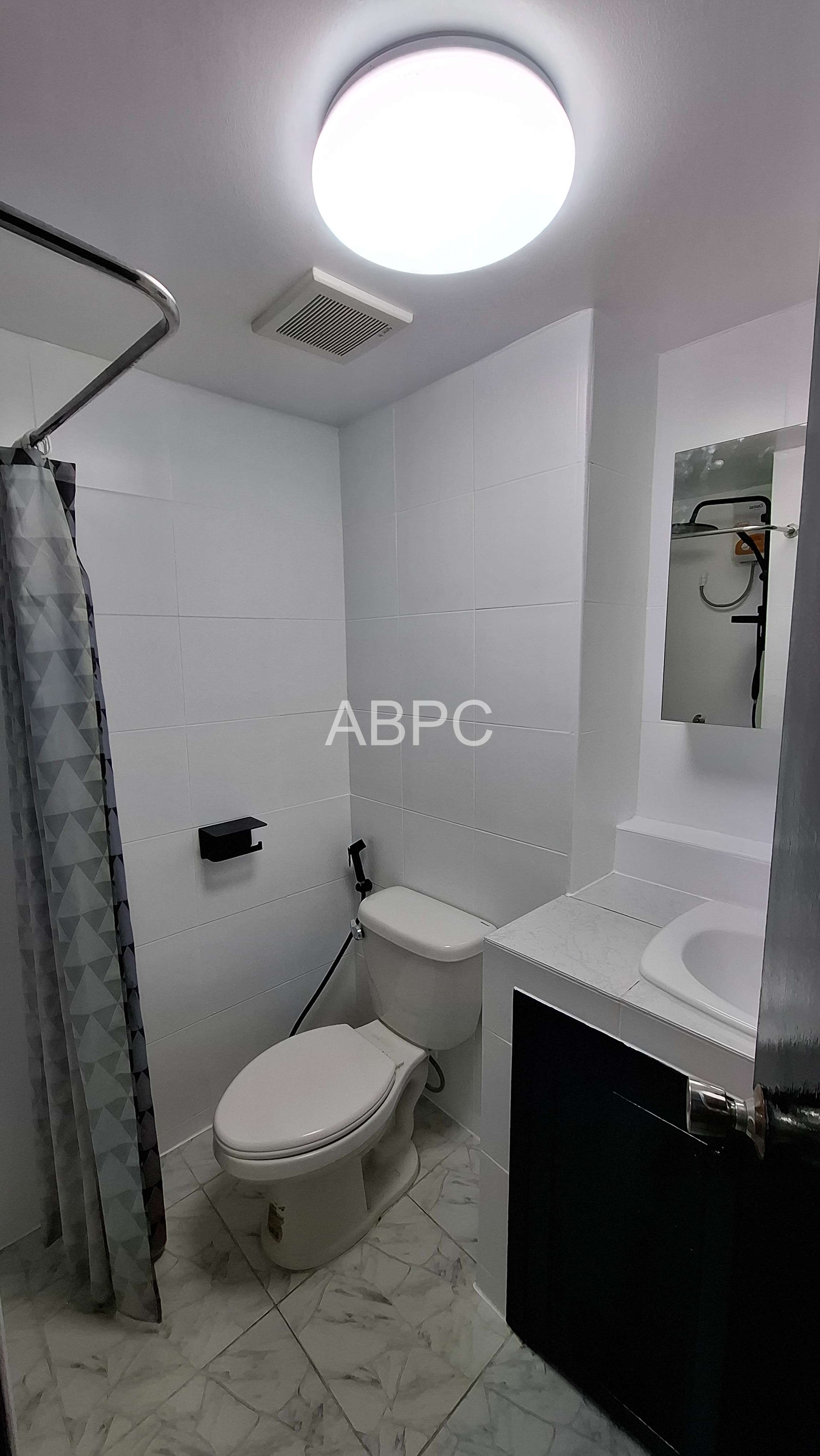 Newly renovated studio for rent photo 5