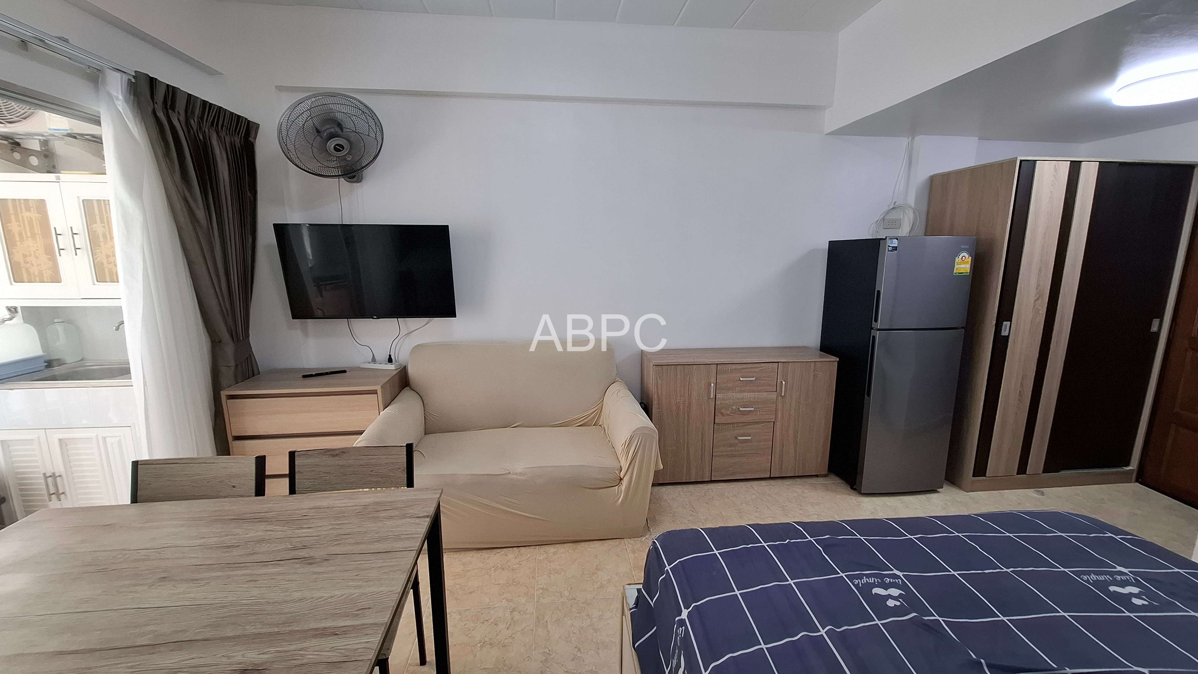 Newly renovated studio for rent photo 2