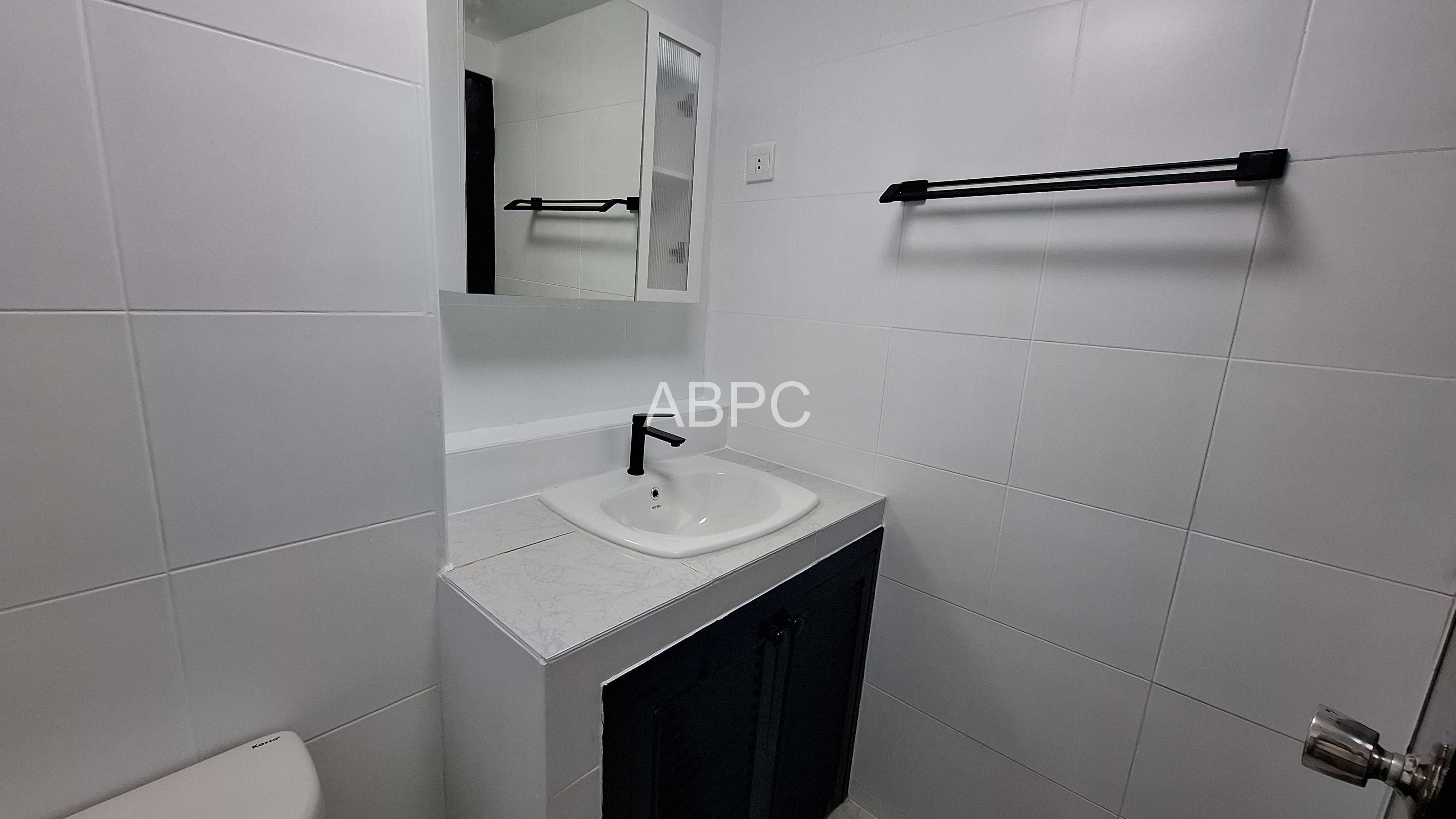 Newly renovated studio for rent photo 6
