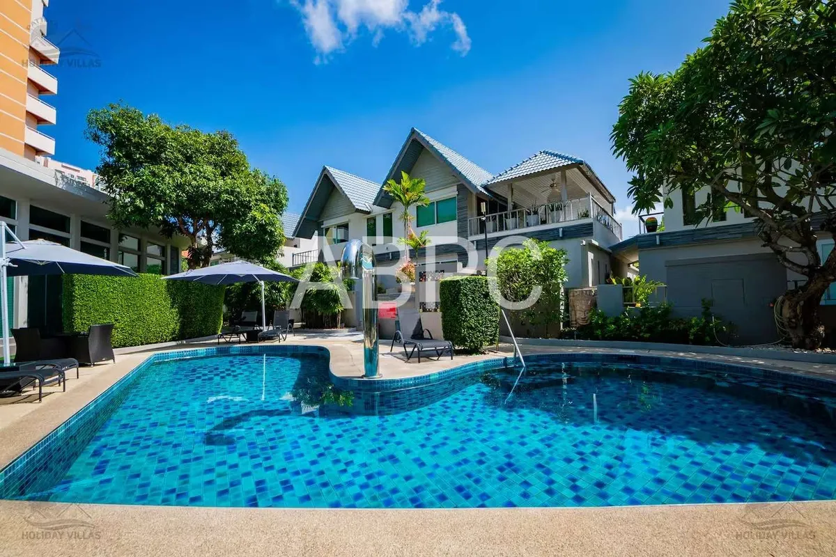 Beautiful Pool Villa 4 bedrooms 2 bathrooms in Jomtien for Rent