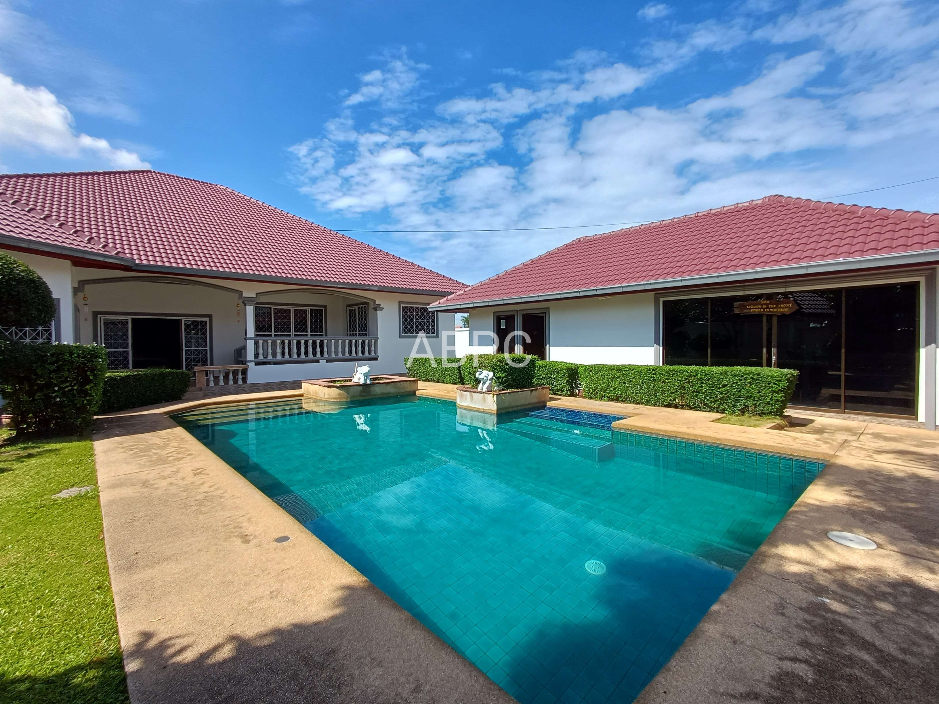 Spacious Private Pool Villa 5 bedrooms 7 bathrooms in Nongplalai for Sale
