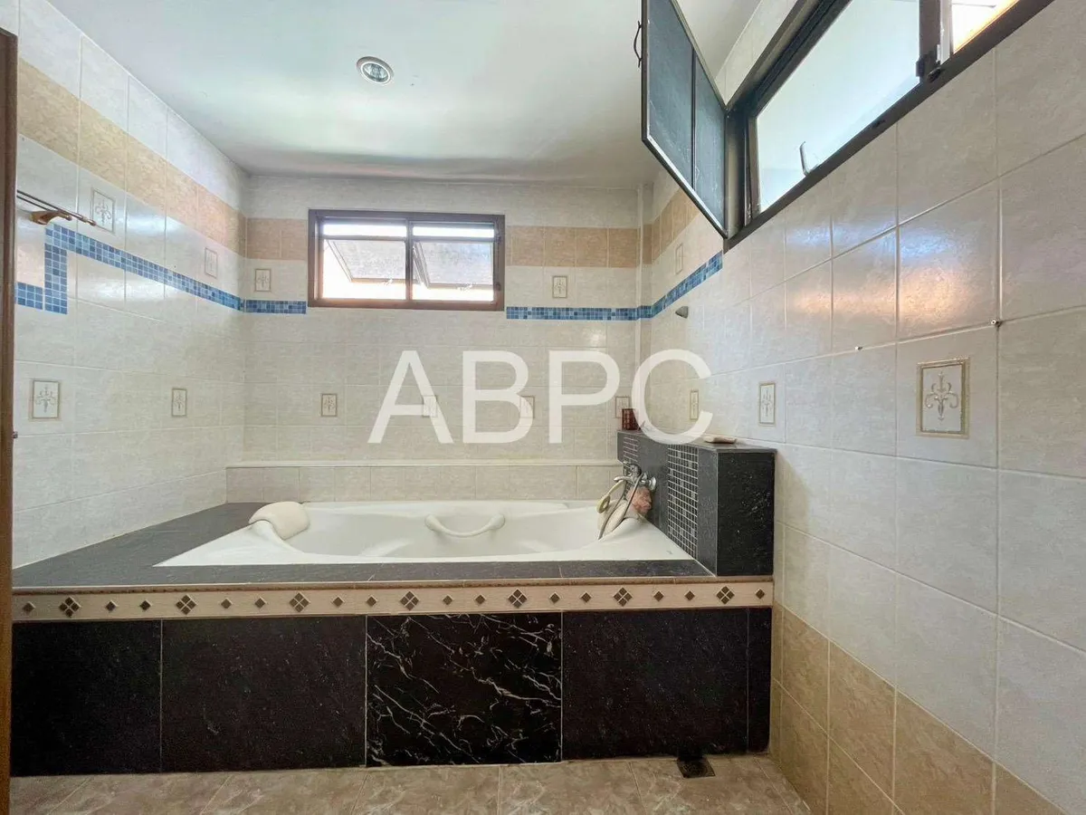 Four Bedroom Three Bathroom House in Popular Jomtien Village photo 18
