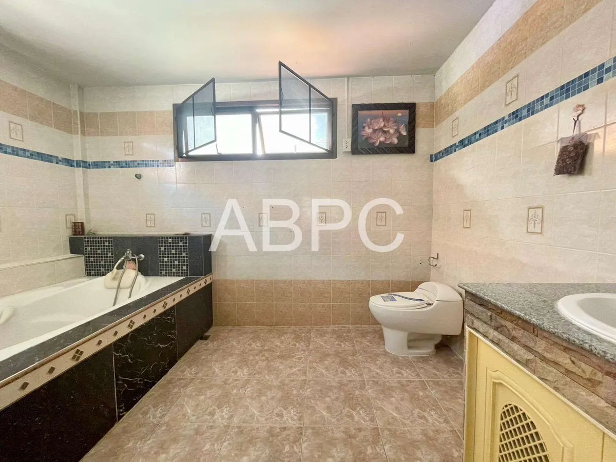 Four Bedroom Three Bathroom House in Popular Jomtien Village photo 23