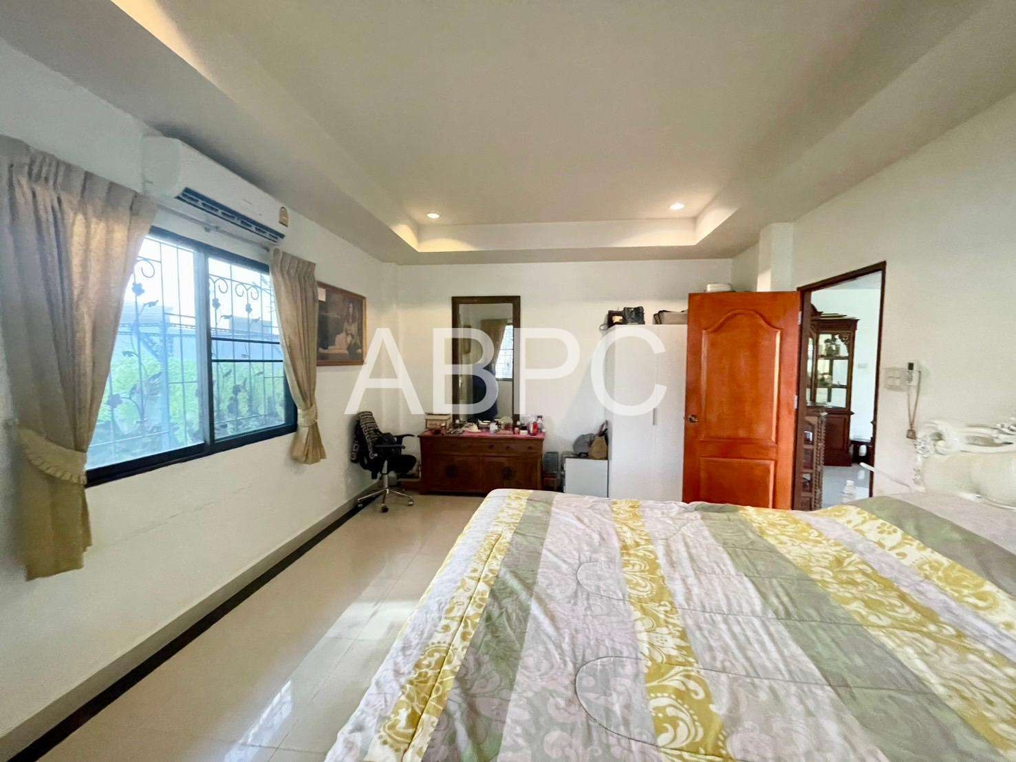 Four Bedroom Three Bathroom House in Popular Jomtien Village photo 4