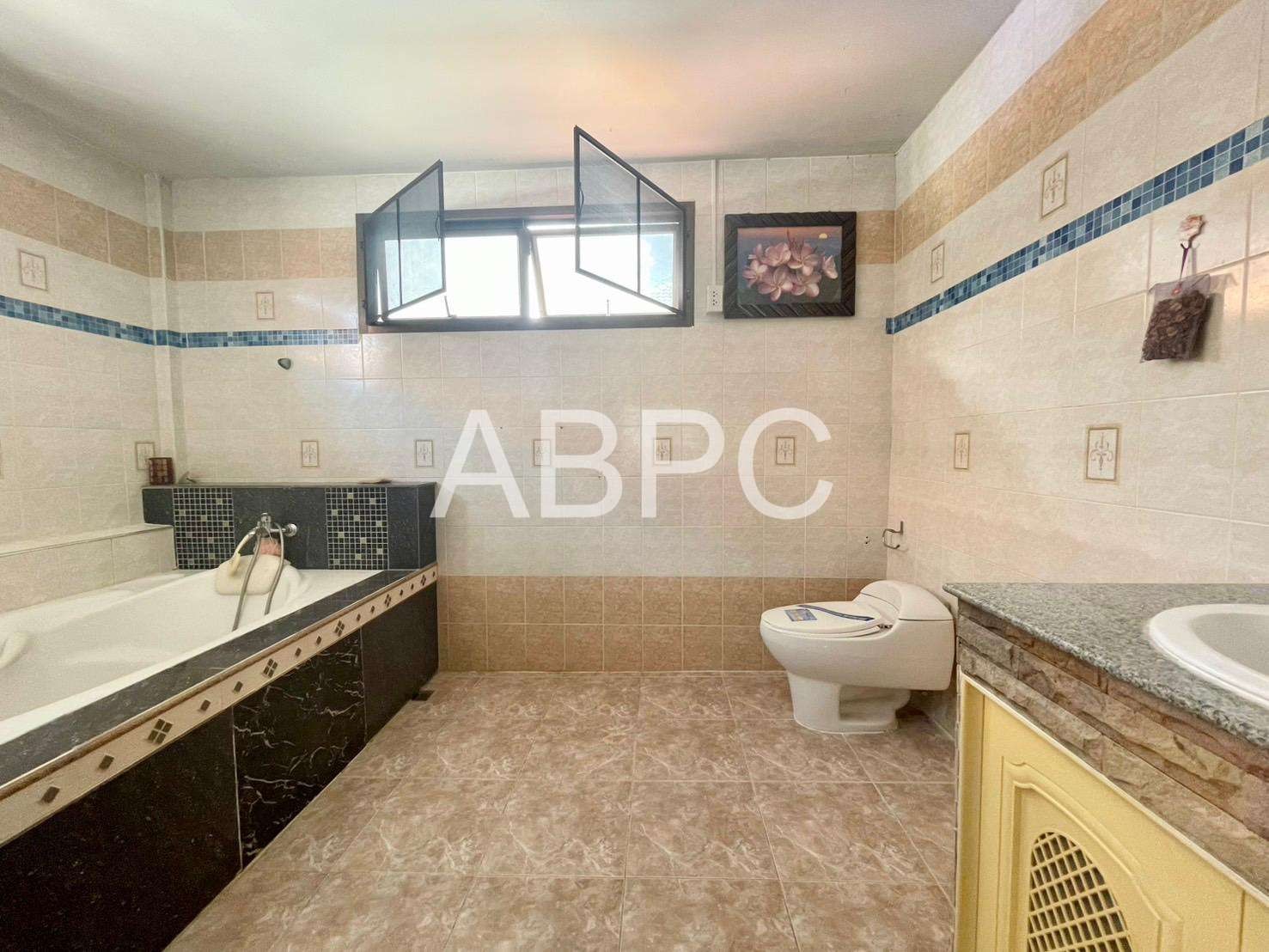 Four Bedroom Three Bathroom House in Popular Jomtien Village photo 23