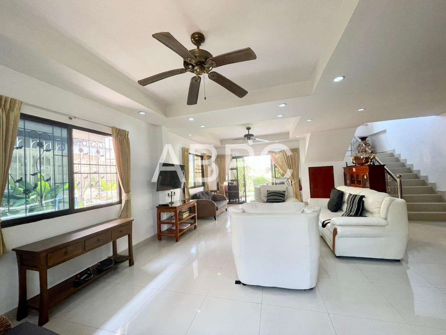 Four Bedroom Three Bathroom House in Popular Jomtien Village photo 11