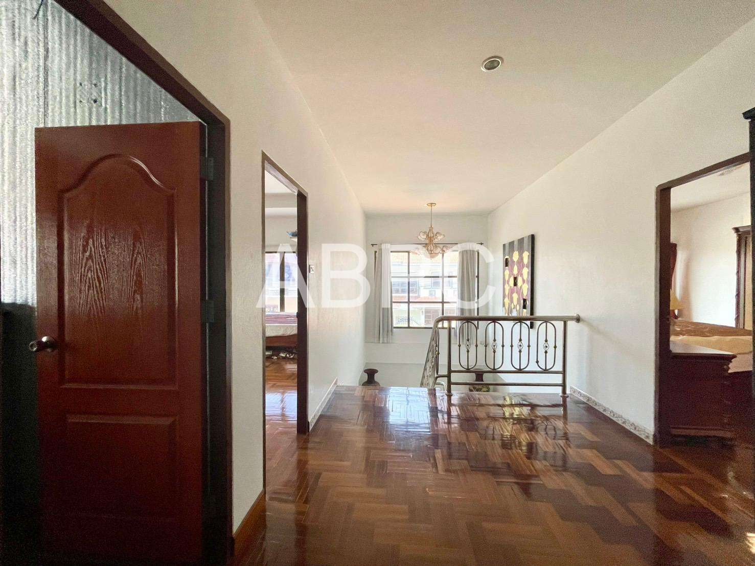 Four Bedroom Three Bathroom House in Popular Jomtien Village photo 3