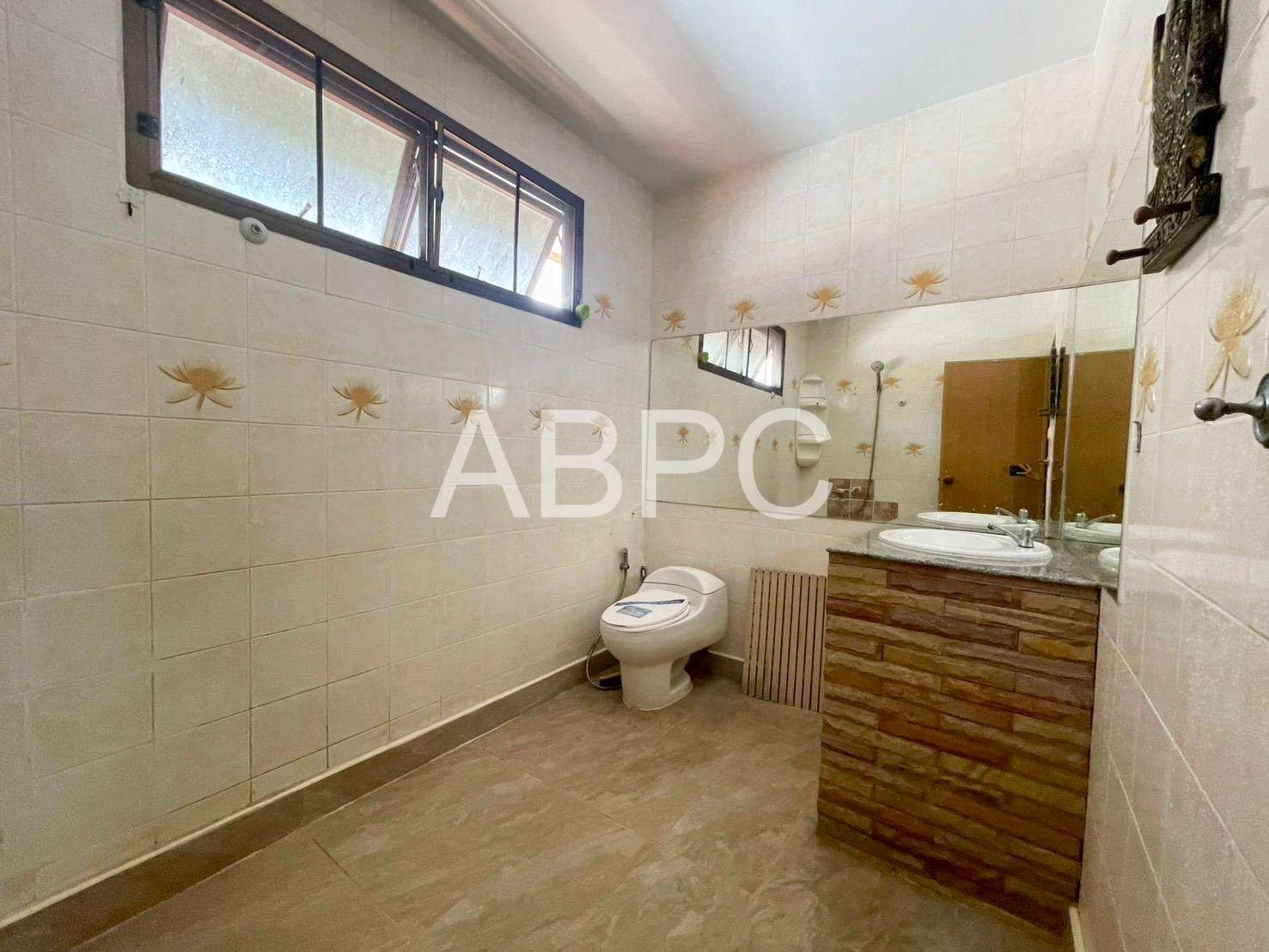 Four Bedroom Three Bathroom House in Popular Jomtien Village photo 5