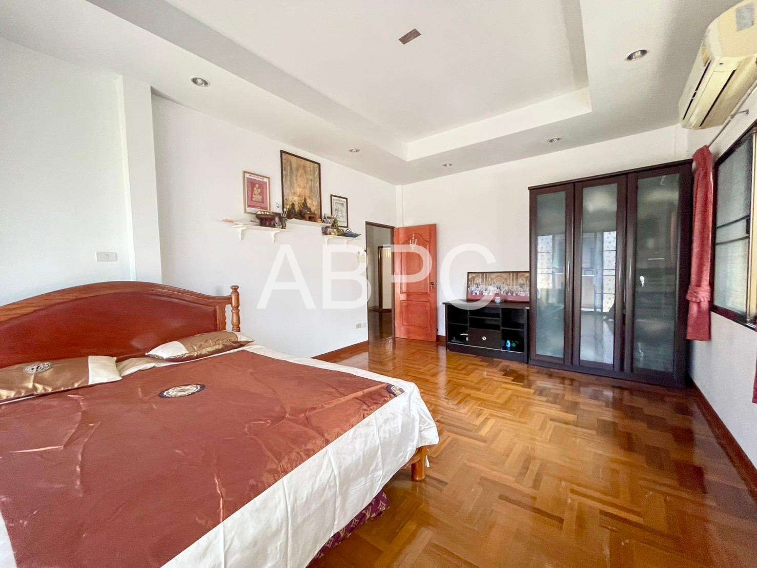 Four Bedroom Three Bathroom House in Popular Jomtien Village photo 8